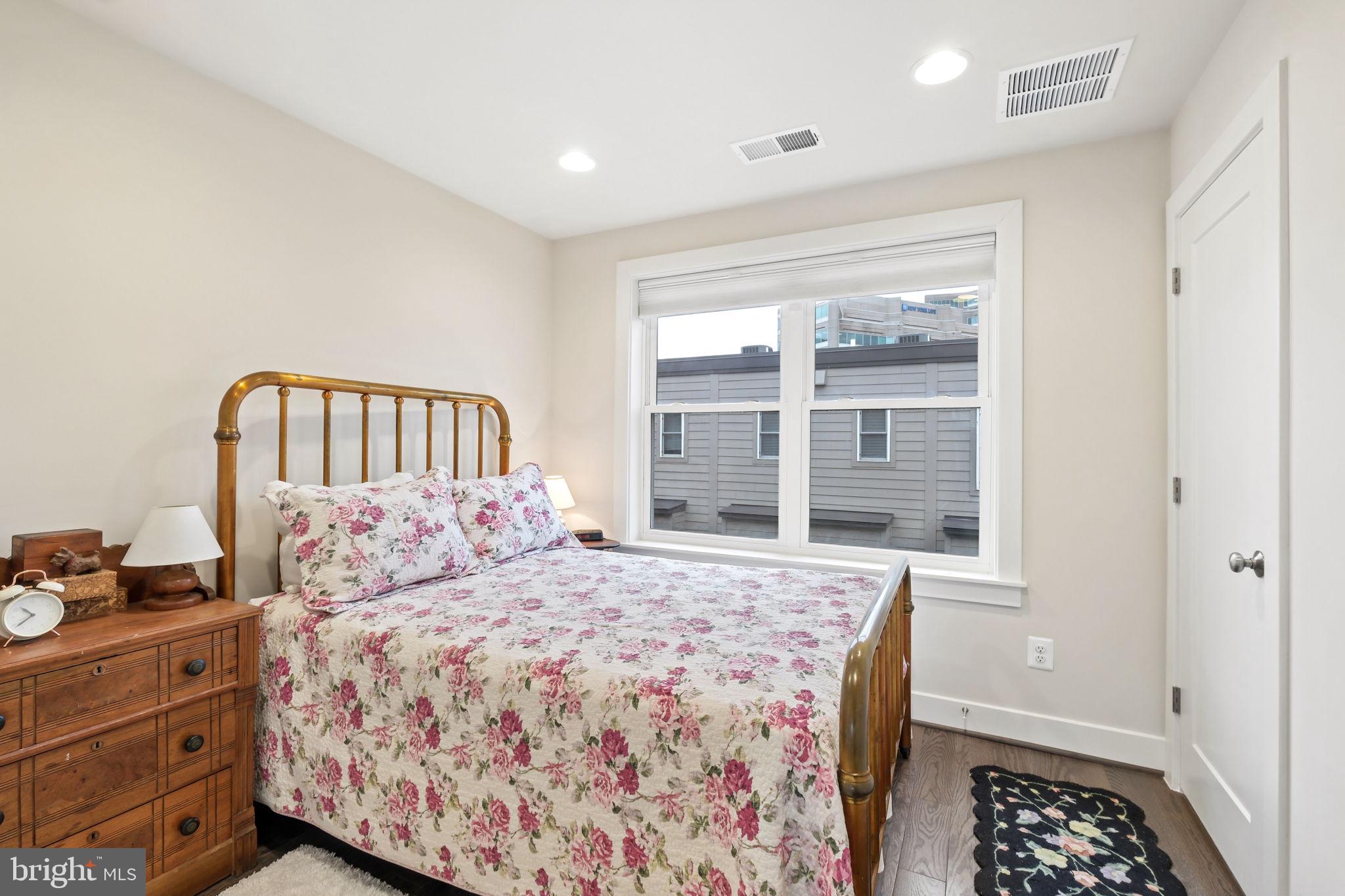 MONTGOMERY ROW - Residential