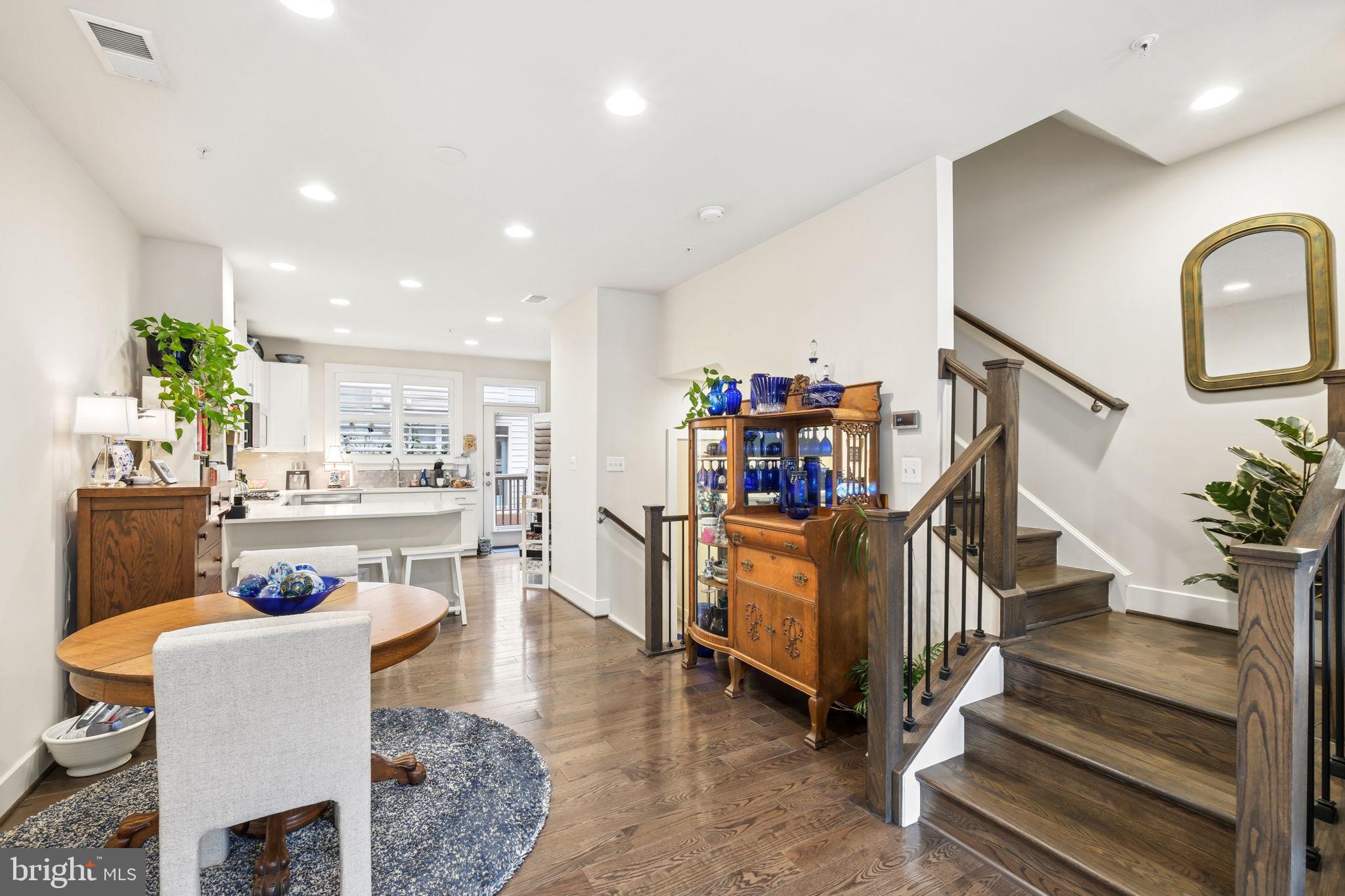 MONTGOMERY ROW - Residential