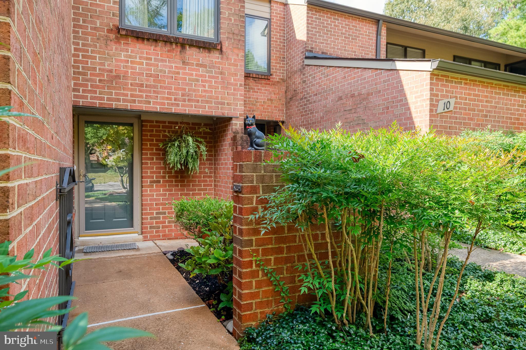 8 OAKHAMPTON DRIVE