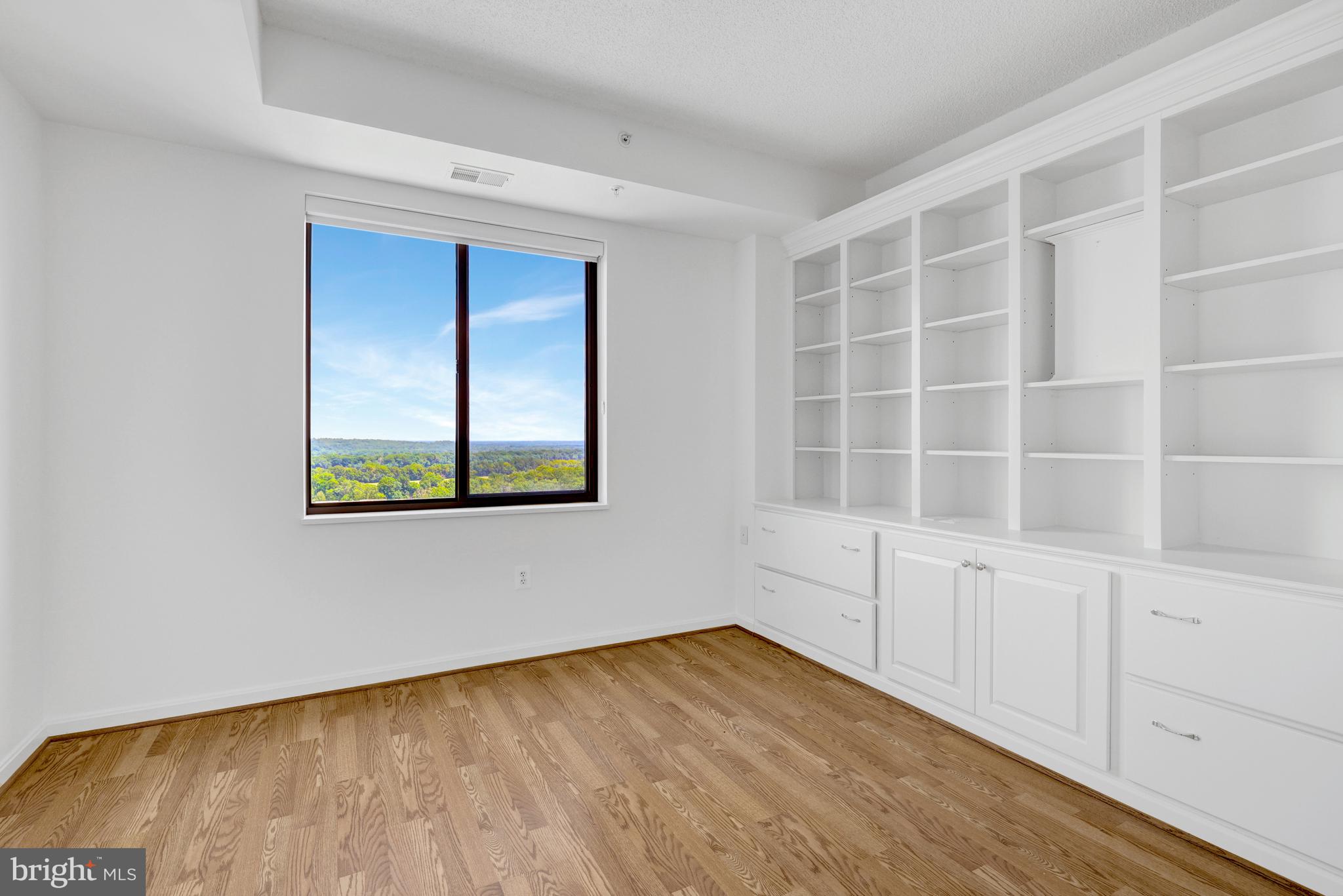 LANSDOWNE WOODS - Residential