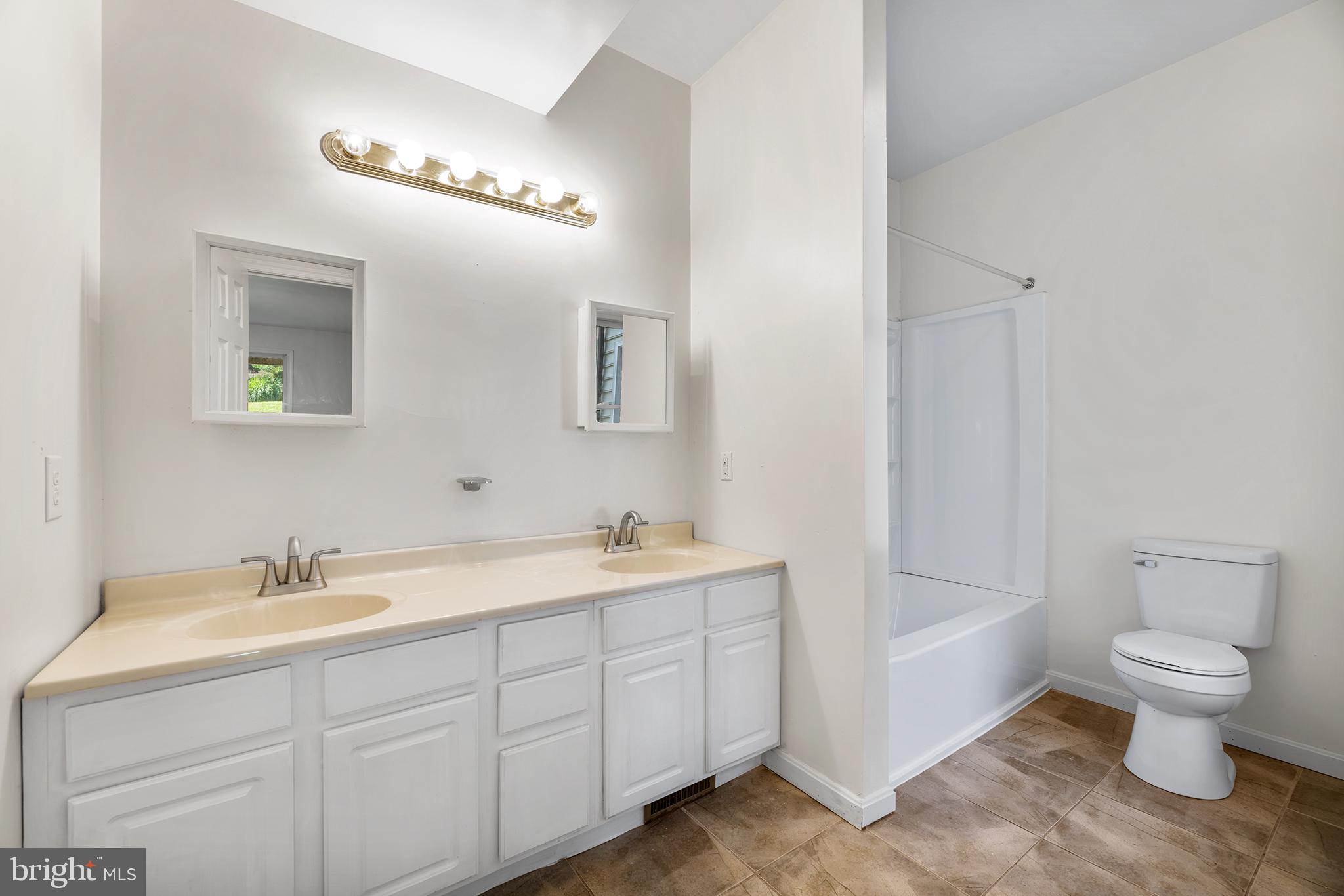 ROLLING HILLS - Residential