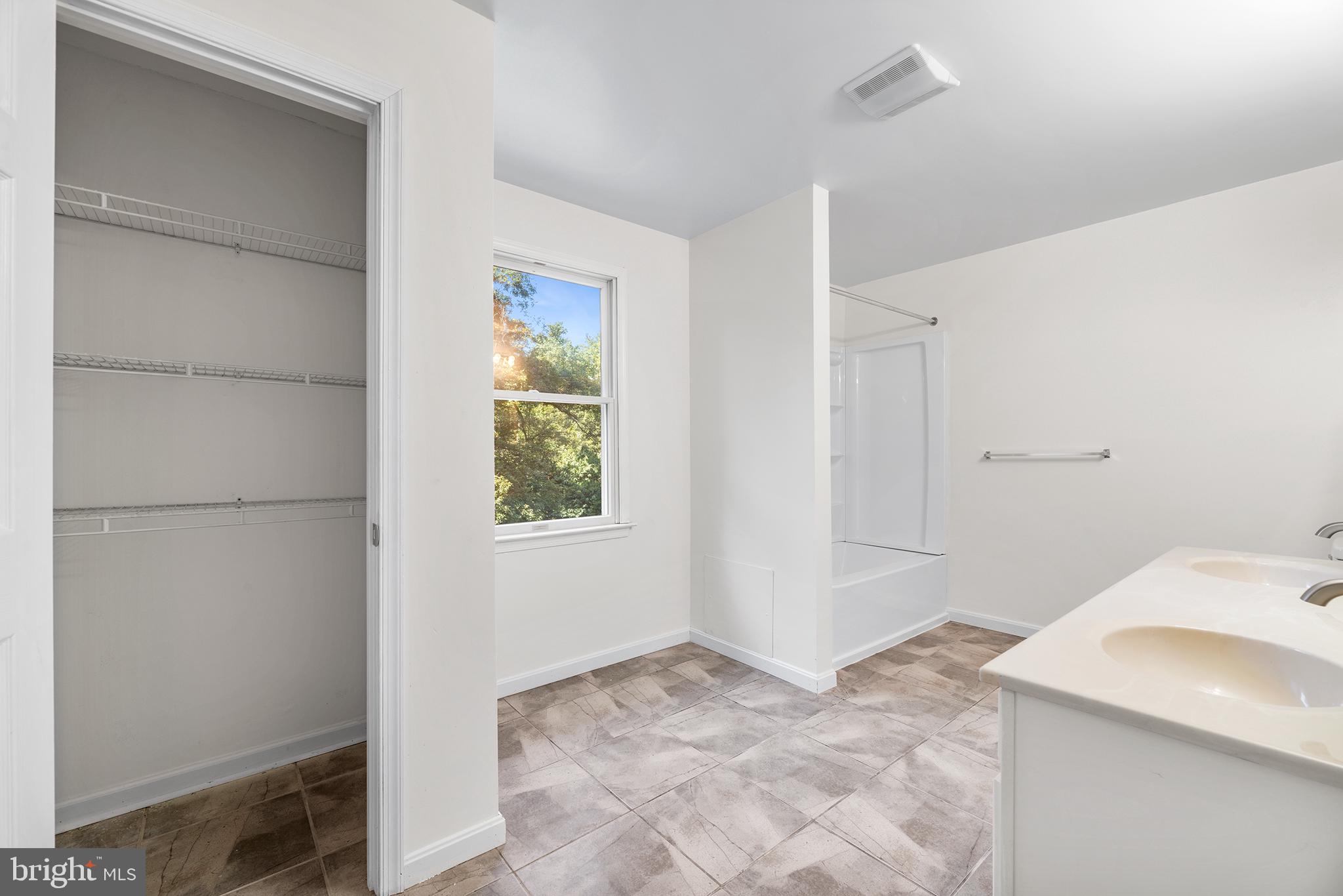 ROLLING HILLS - Residential