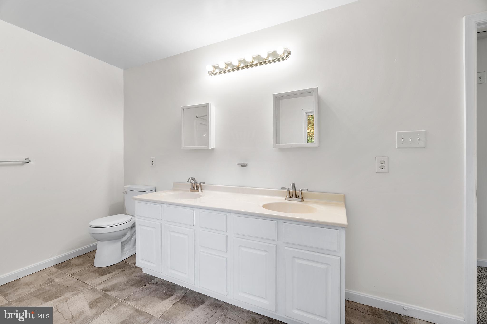 ROLLING HILLS - Residential