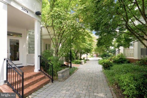 Photo of 2074 N Oakland Street, ARLINGTON, VA 22207 (MLS # VAAR2076166)