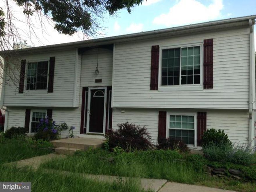 Priced slashed and approved   Great opportunity in Cunninghill Cove.  House is in decent shape and needs some cosmetics  excellent resale or investment opportunity   . NO FHA BRING YOUR BEST CASH OF CONVENTIONAL BUYERS