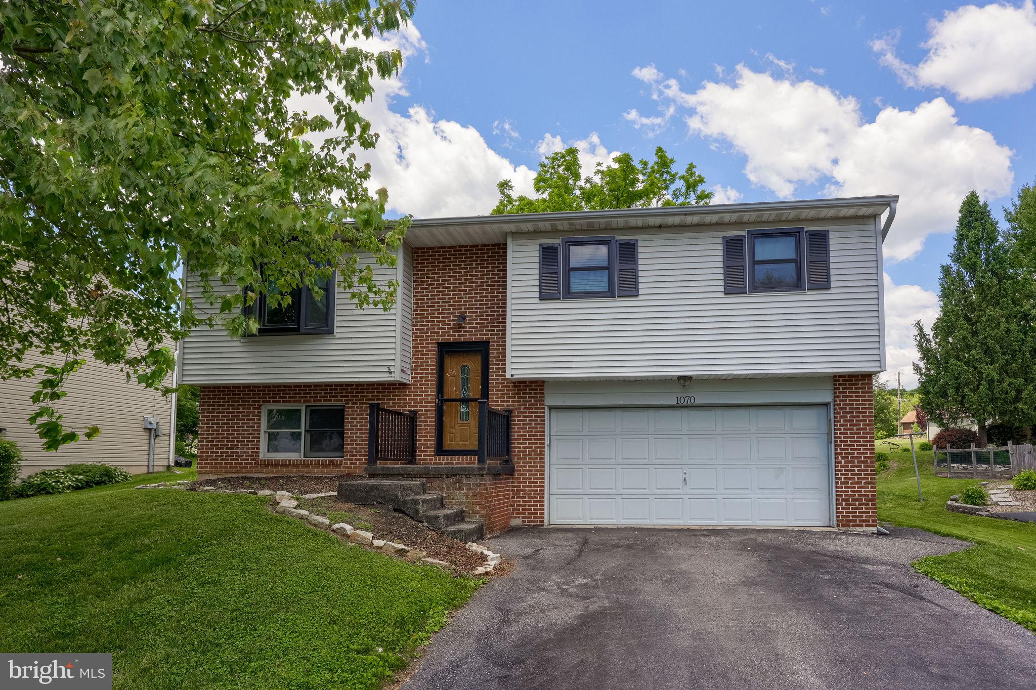 1070 HOLLY LANE
