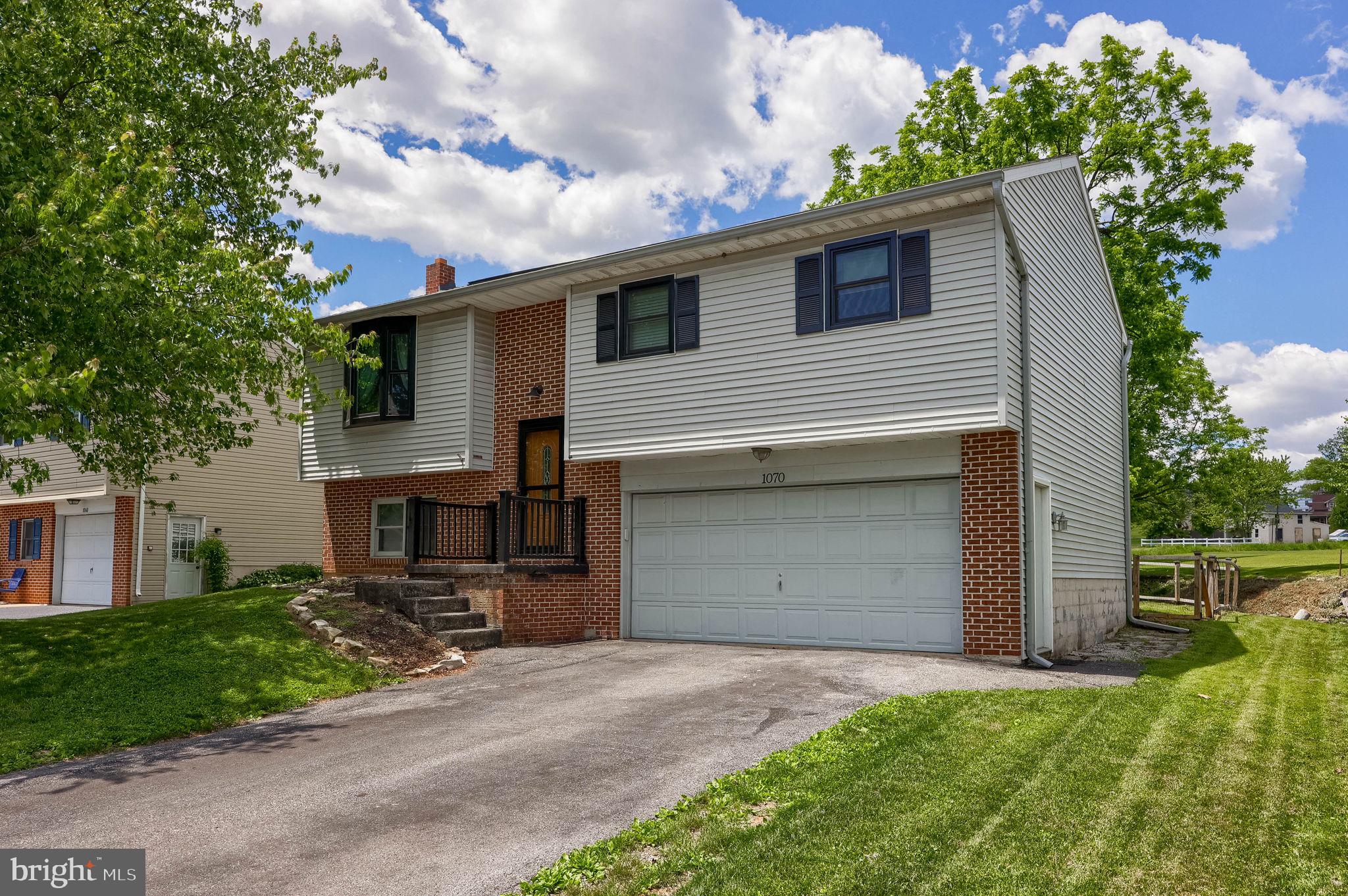 1070 HOLLY LANE