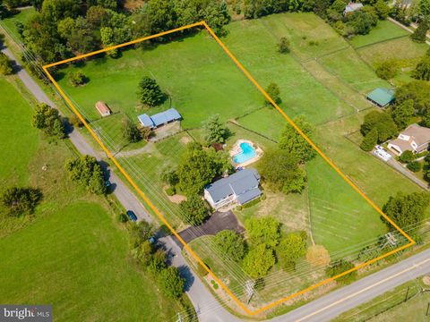 39704 RICKARD ROAD LOVETTSVILLE VA 20180