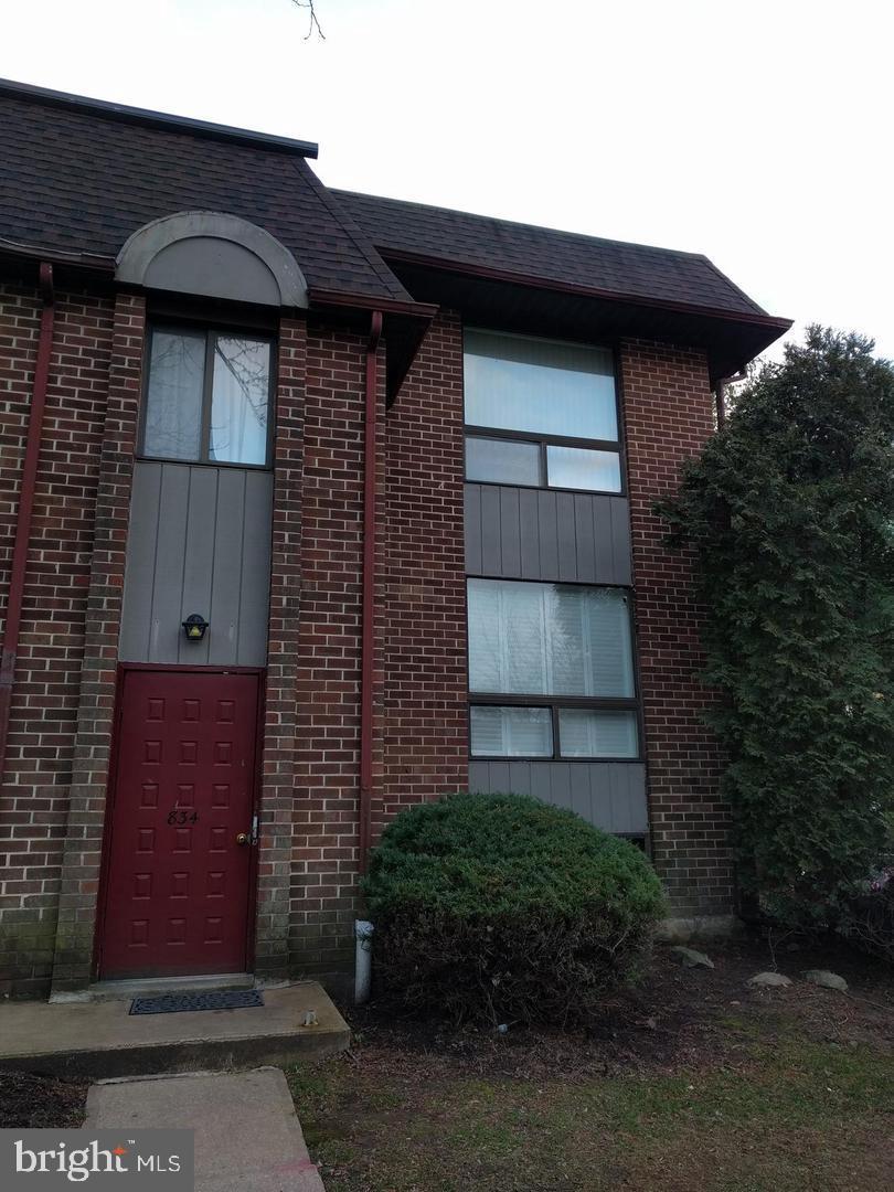 Excellent School, Newly updated, naturally well-lit 2 bedroom 1 bath end unit condo in quiet Wallingford neighborhood. Close to downtown Media with great restaurants and bars. Balcony to relax, laminated flooring throughout. Updated Kitchen cabinets and appliances. Currently occupied by Tenant. Lease will expire in July. Tenant may renew the lease. Seller is willing to transfer the lease if needed.