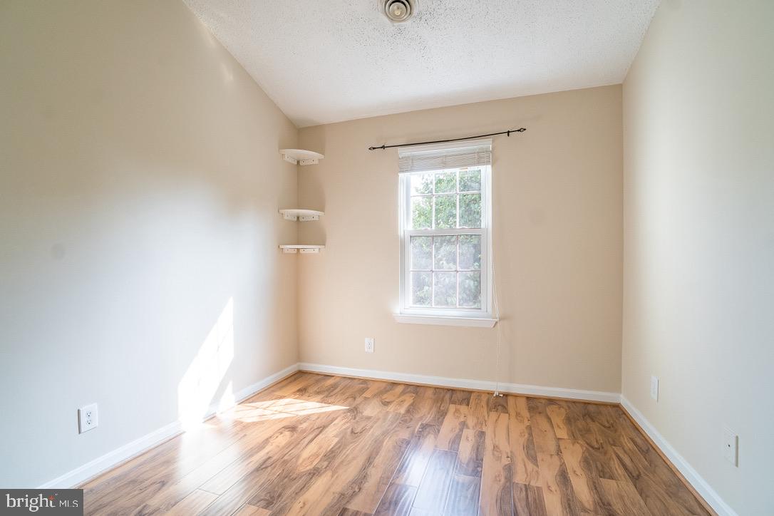 SPRING KNOLL - Residential