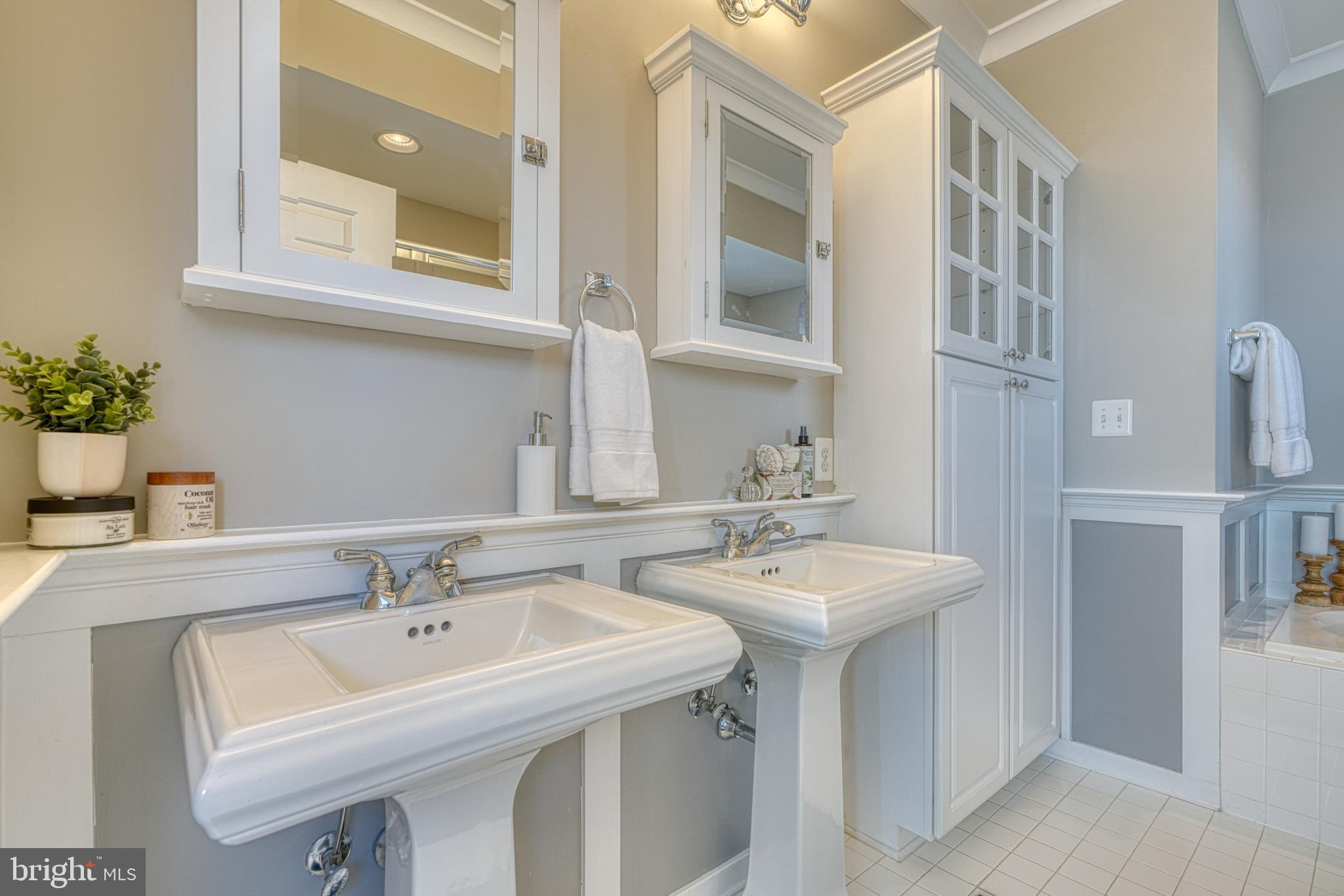 LOMBARD COURT - Residential