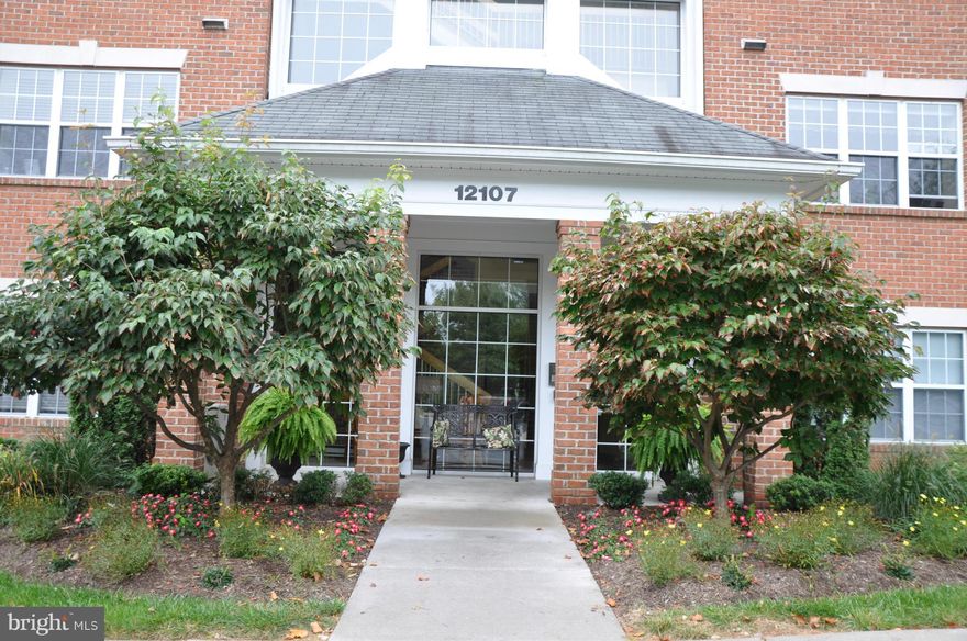 MOTIVATED SELLER!! NEW PRICE! Open foyer with newer hardwood floors throughout the living space, bedrooms and kitchen.  Spacious kitchen with breakfast room and porch access.  Gas fireplace in living room/dining room.  Large master BR with walk in closet and full bath.  Storage closet located off of porch and a separate laundry room.  Elevator access for all floors.  MOVE RIGHT IN!