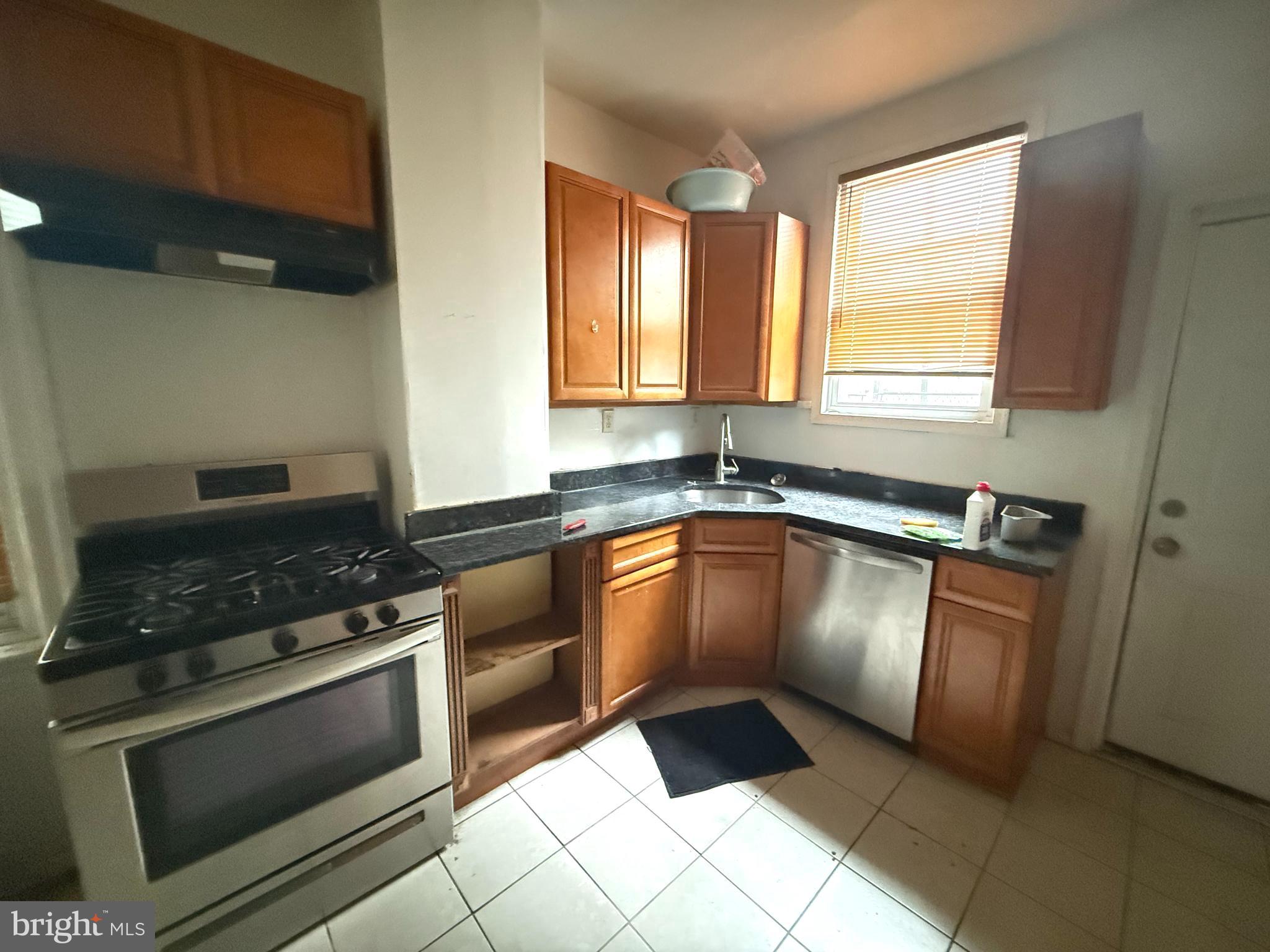 Deals for Investor or first time buyer , price to sell ,great deals on Chalmers park section close to Kelly drive , it can be great rental , just need TLC , or fix and fillip , , property will sold as is