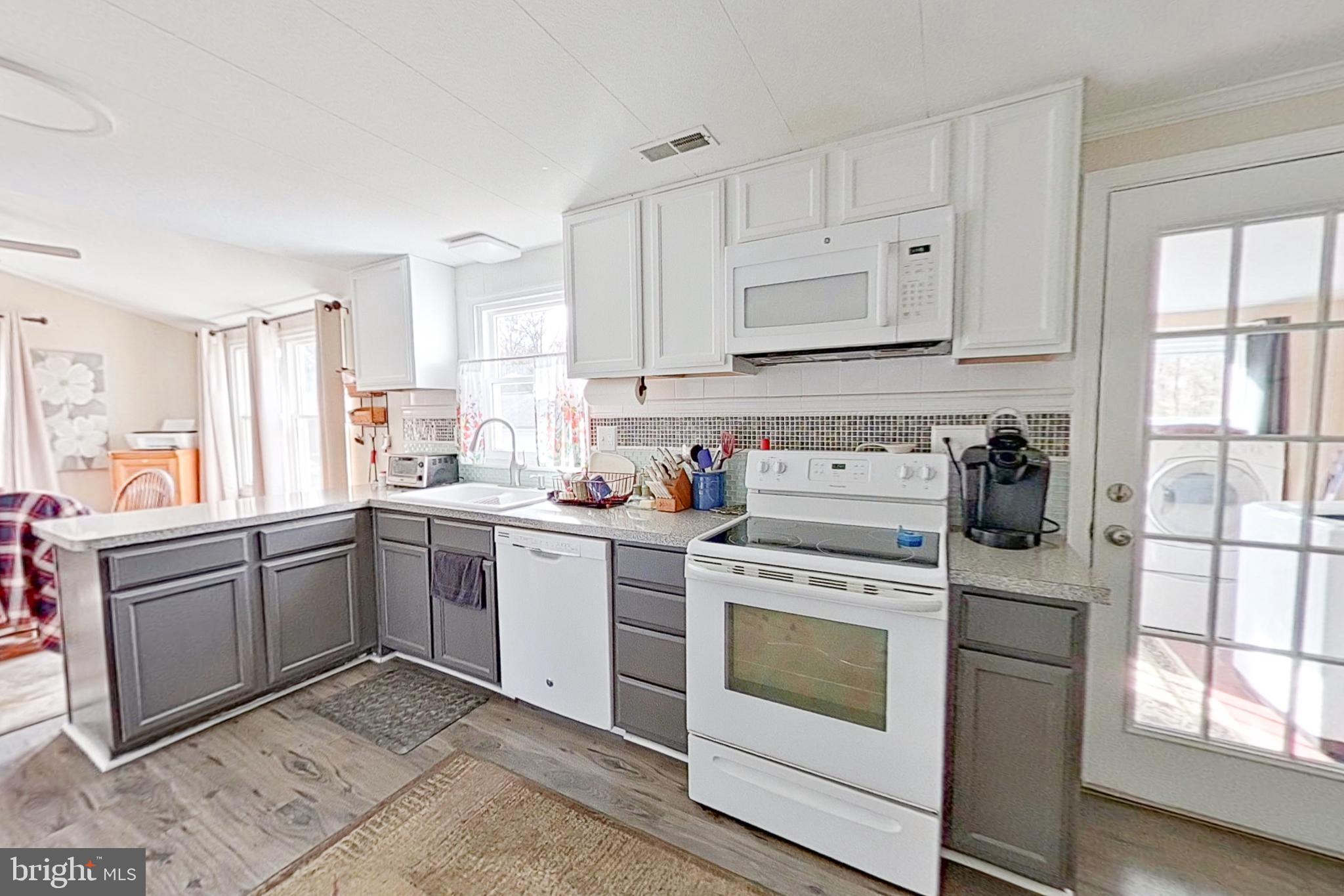 WHITE HALL - Residential