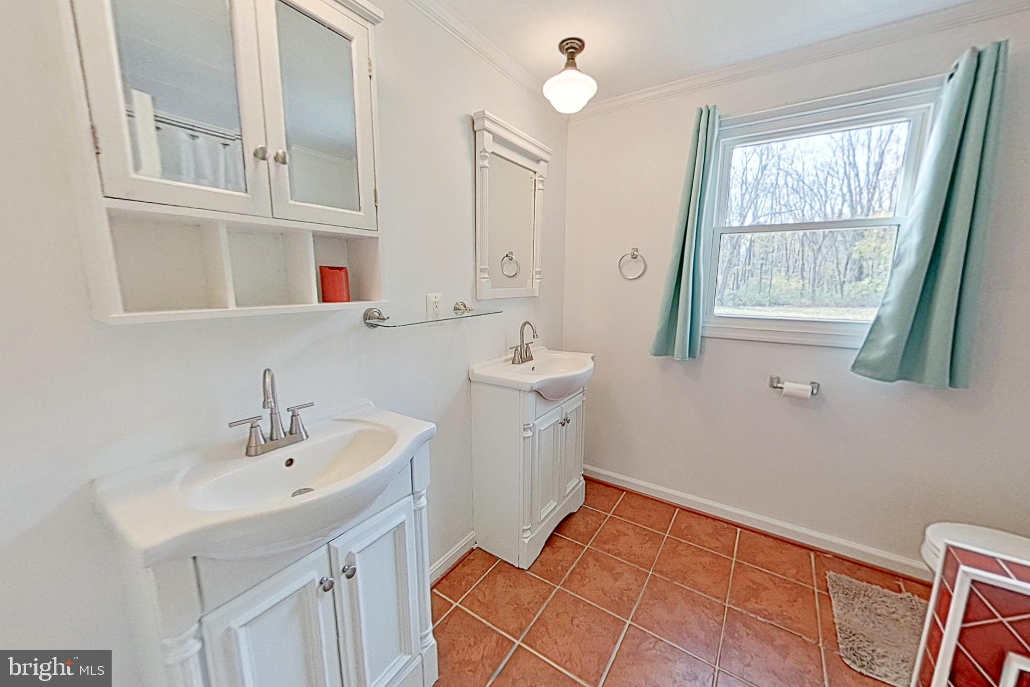 WHITE HALL - Residential