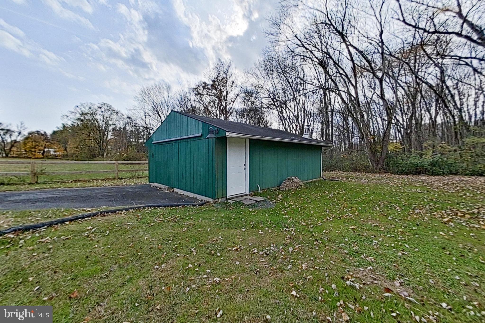 WHITE HALL - Residential