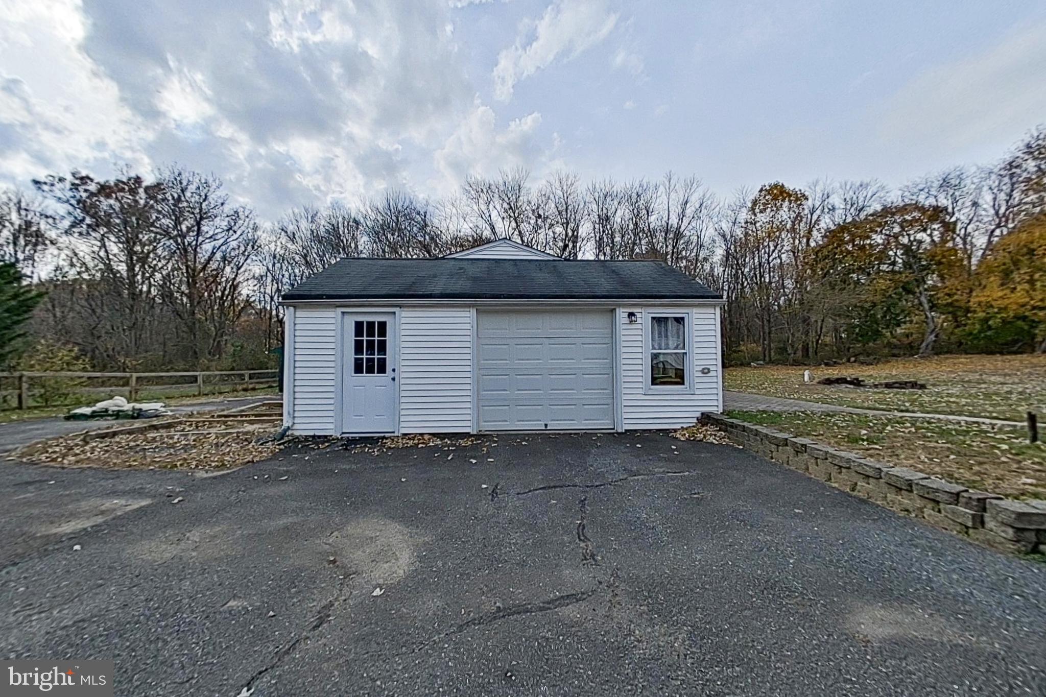 WHITE HALL - Residential