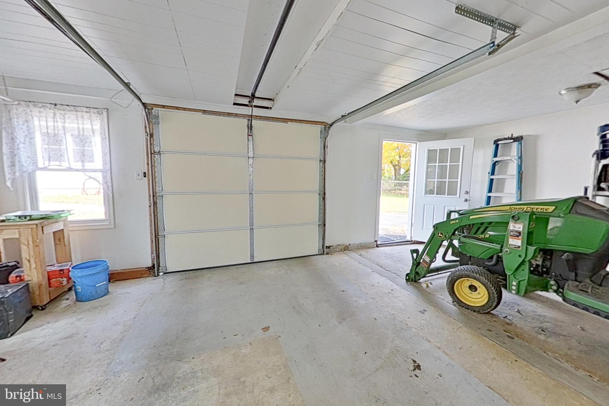 WHITE HALL - Residential