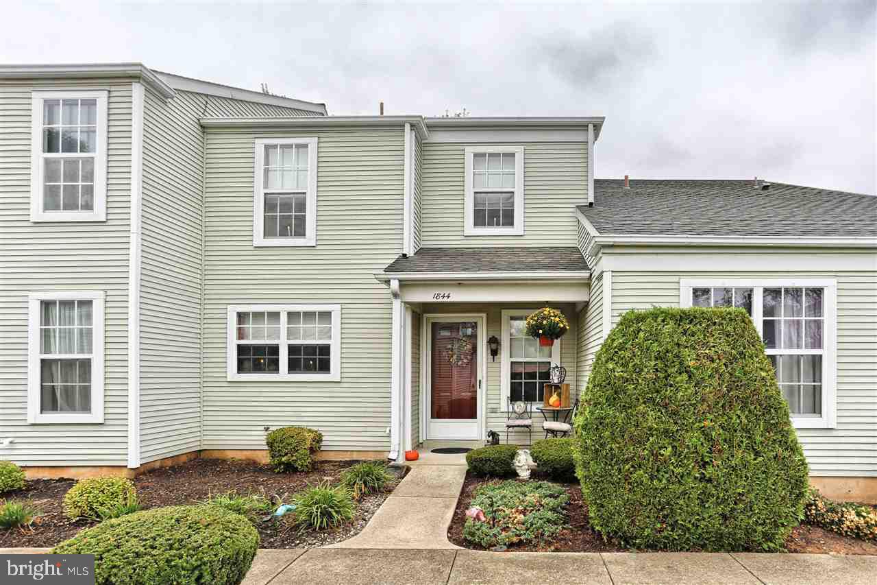 Home located in the Rockledge community in Derry Twp. Over 1100 sq ft of living space w/ 2 bedrooms and 1.5 baths. First floor includes living rm, dining rm, kitchen.
