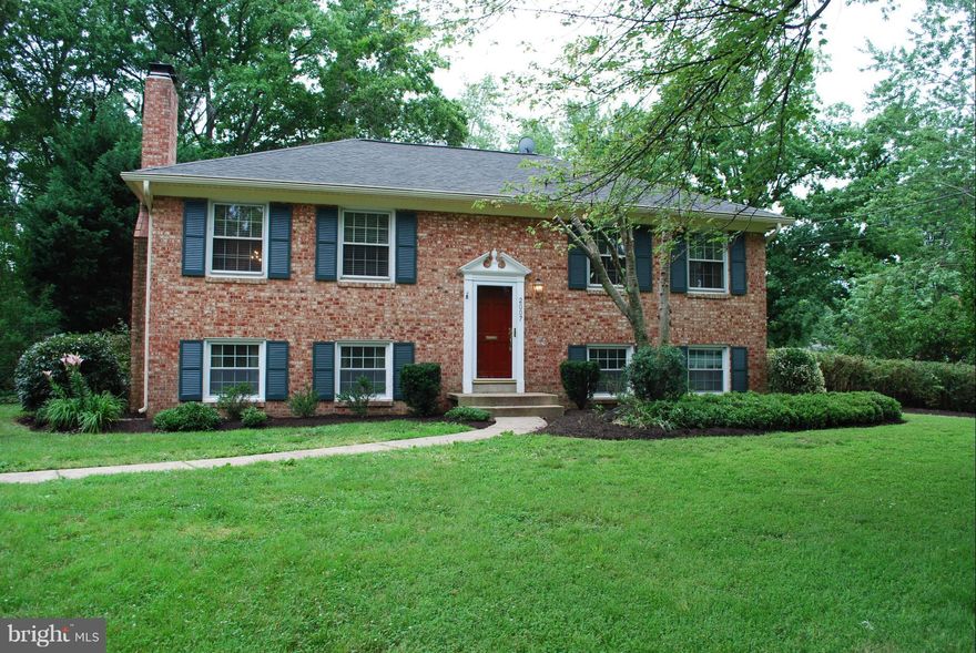 NICELY UPDATED HOME IN SOUGHT AFTER SCHOOL DISTRICT AND NEIGHBORHOOD. LARGE CORNER LANDSCAPED LOT! UPDATED KITCHEN INCLUDES CHERRY CABINETS, CORIAN COUNTERS, NEWER APPLIANCES, RECESSED LIGHTING, ETC.  WALK TO ELEMENTARY AND MIDDLE SCHOOLS. FRESH PAINT. NEWLY REMODELED DOWNSTAIRS BATHROOM. NEW CARPET ON LOWER LEVEL. HARDWOODS ON MAIN LEVEL. EASY COMMUTE TO PENTAGON, CRYSTAL CITY, DC. FORT BELVOIR.