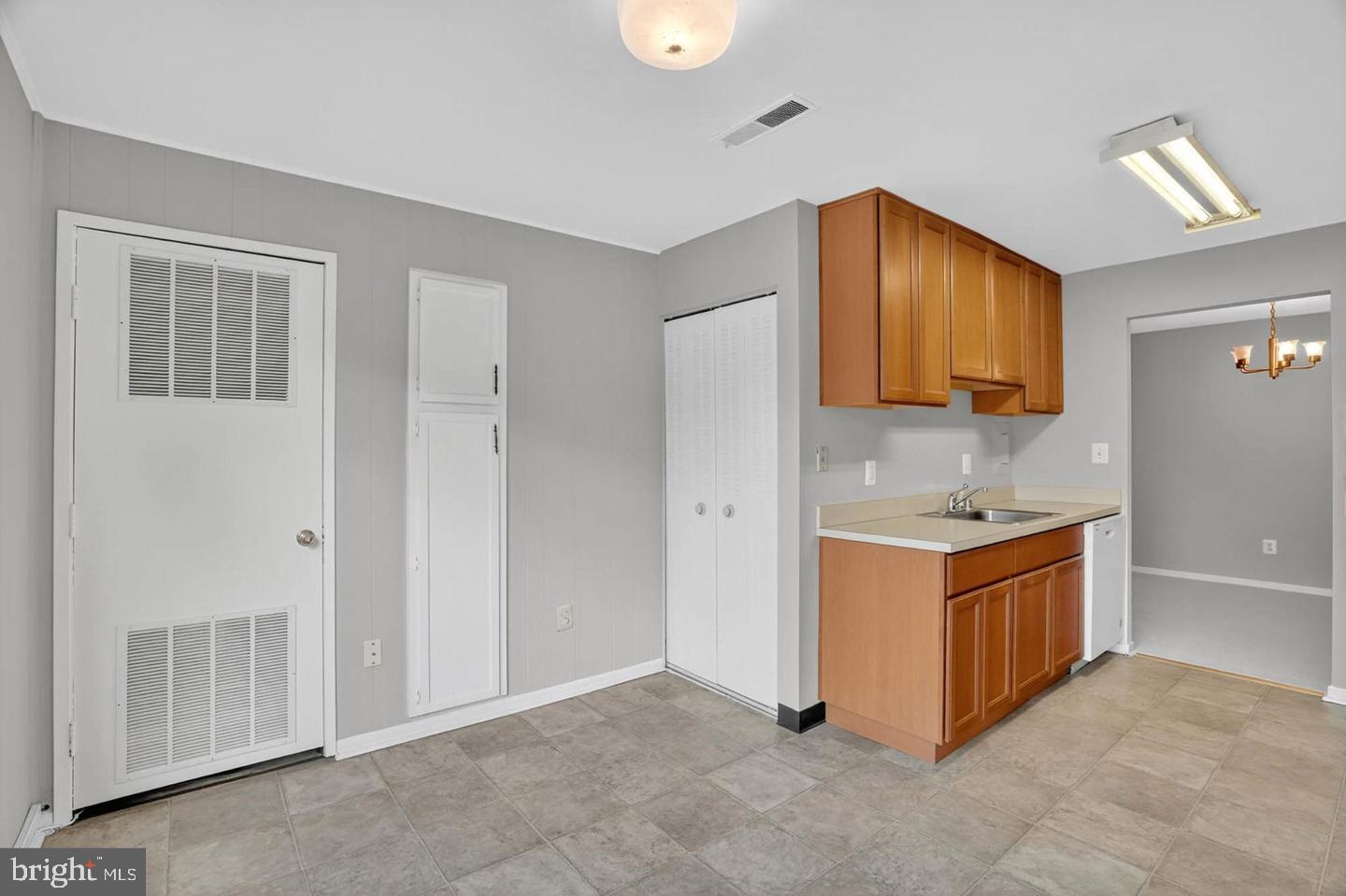 LONG REACH HOUSE CONDOMINIUMS - Residential