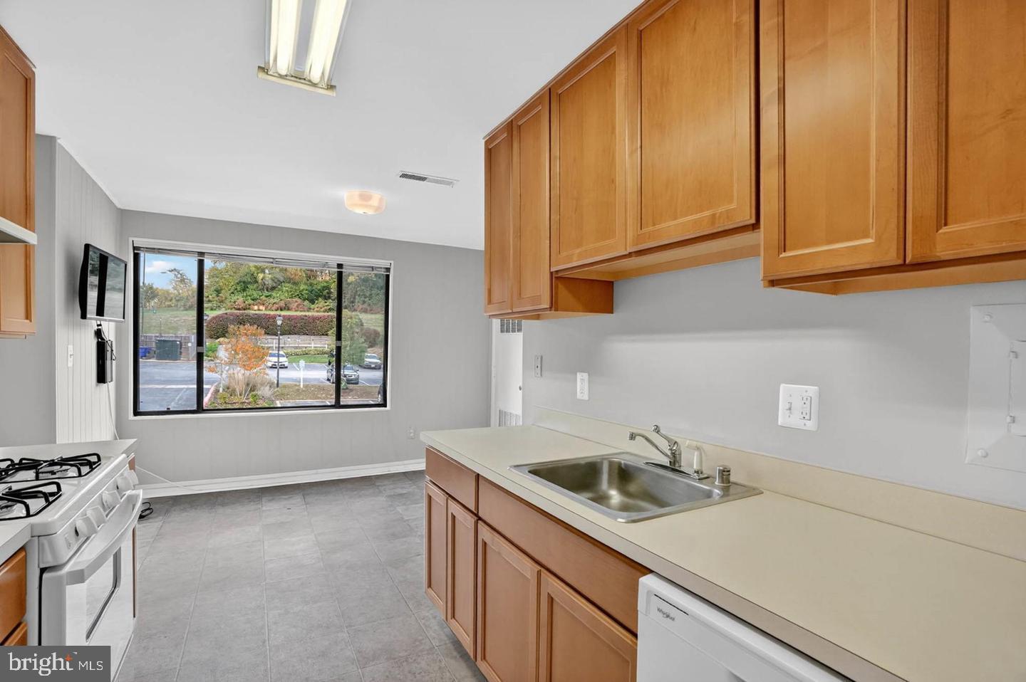 LONG REACH HOUSE CONDOMINIUMS - Residential