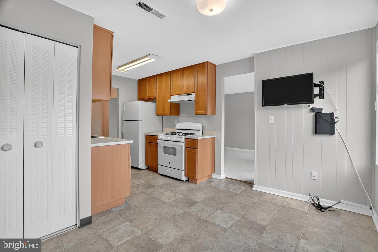 LONG REACH HOUSE CONDOMINIUMS - Residential