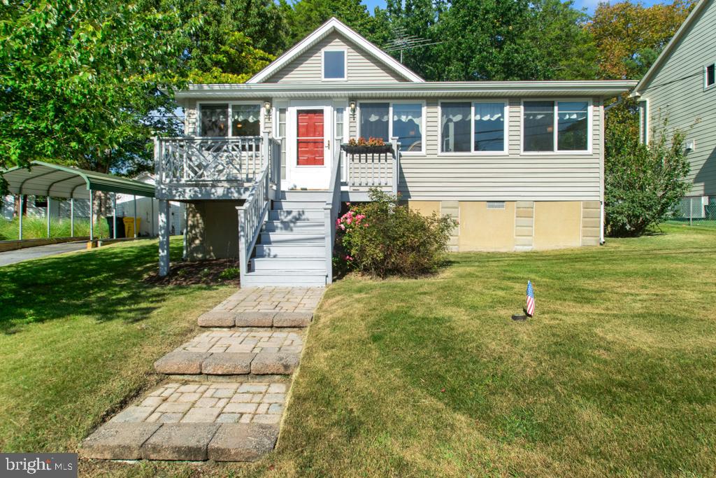 LOCATION... LOCATION... LOCATION!!! BEAUTIFUL UPDATED RANCHER JUST 1/2 BLOCK FROM THE COMMUNITY BEACH, BOAT RAMP, FISHING PIER AND PLAYGROUND AREA!!! LARGE LIVING ROOM WITH SOARING CATHEDRAL CEILING AND STYLISH GAS FIREPLACE!! THE CUSTOM DEISGNED KITCHEN WILL MAKE YOU SAY WOW!!! LOTS OF KITCHEN CABINETS, LARGE CENTER ISLAND WITH COOKTOP, WALL OVEN, STAINLERSS APPLIANCES, QUARTZ COUNTERTOPS AND HARDWOOD FLOORS!!! SPA LIKE BATHROOM HAS LARGE JETTED TUB AND SEPARATE SHOWER!!! PULL DOWN STEPS TO ATTIC FOR LOTS OF EXTRA STORAGE SPACE!!! DRIVEWAY WITH CARPORT!! HUGE SHED!! LARGE BACKYARD!!! AWESOME HOUSE!!!! GO SEE THIS HOUSE TODAY!!! BE SURE TO DRIVE TO THE END OF THE STREET TO SEE THE AWESOME WATERFRONT AMMENITIES!!!