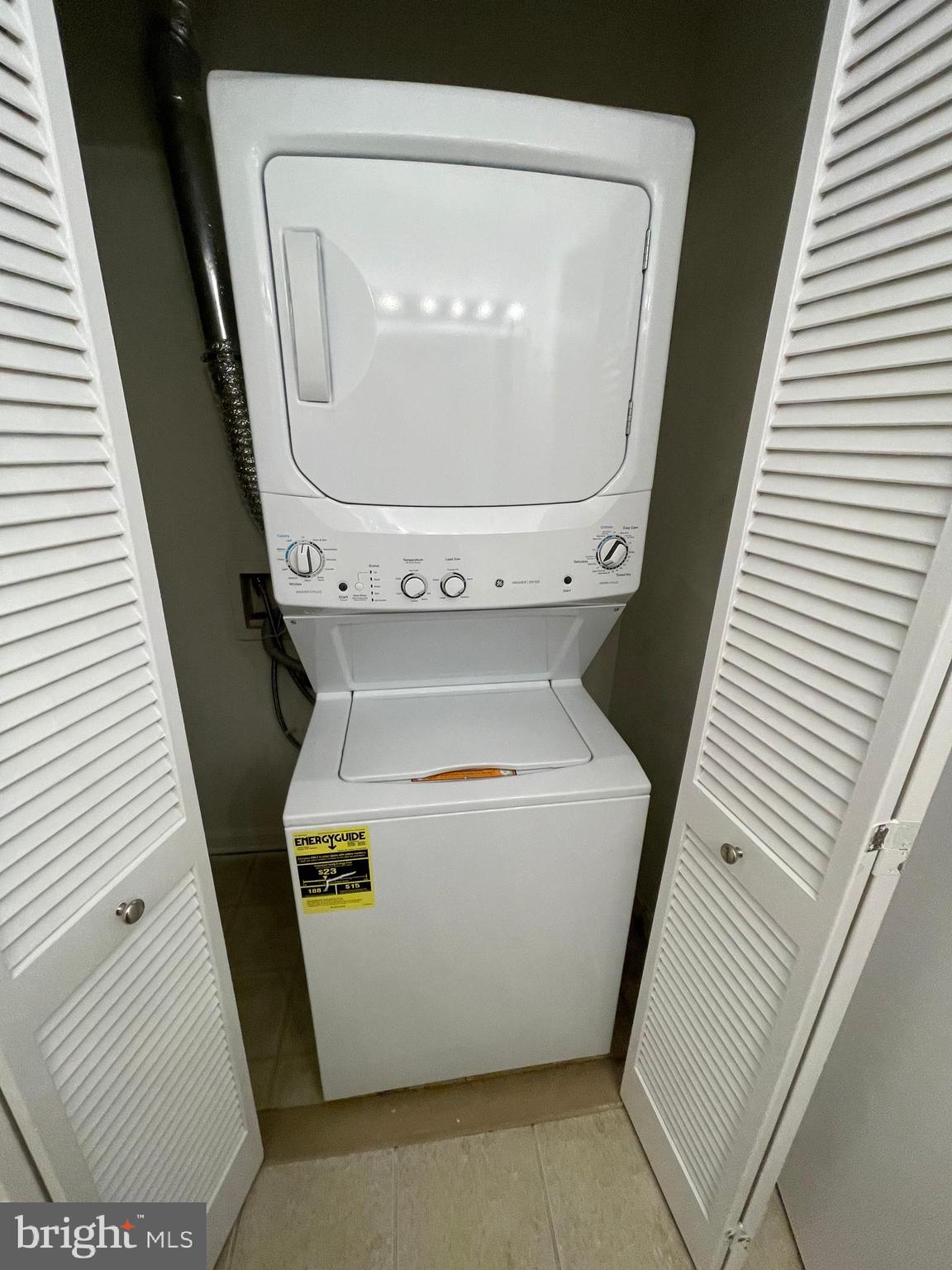 FOUR WINDS AT OAKTON - Residential Lease