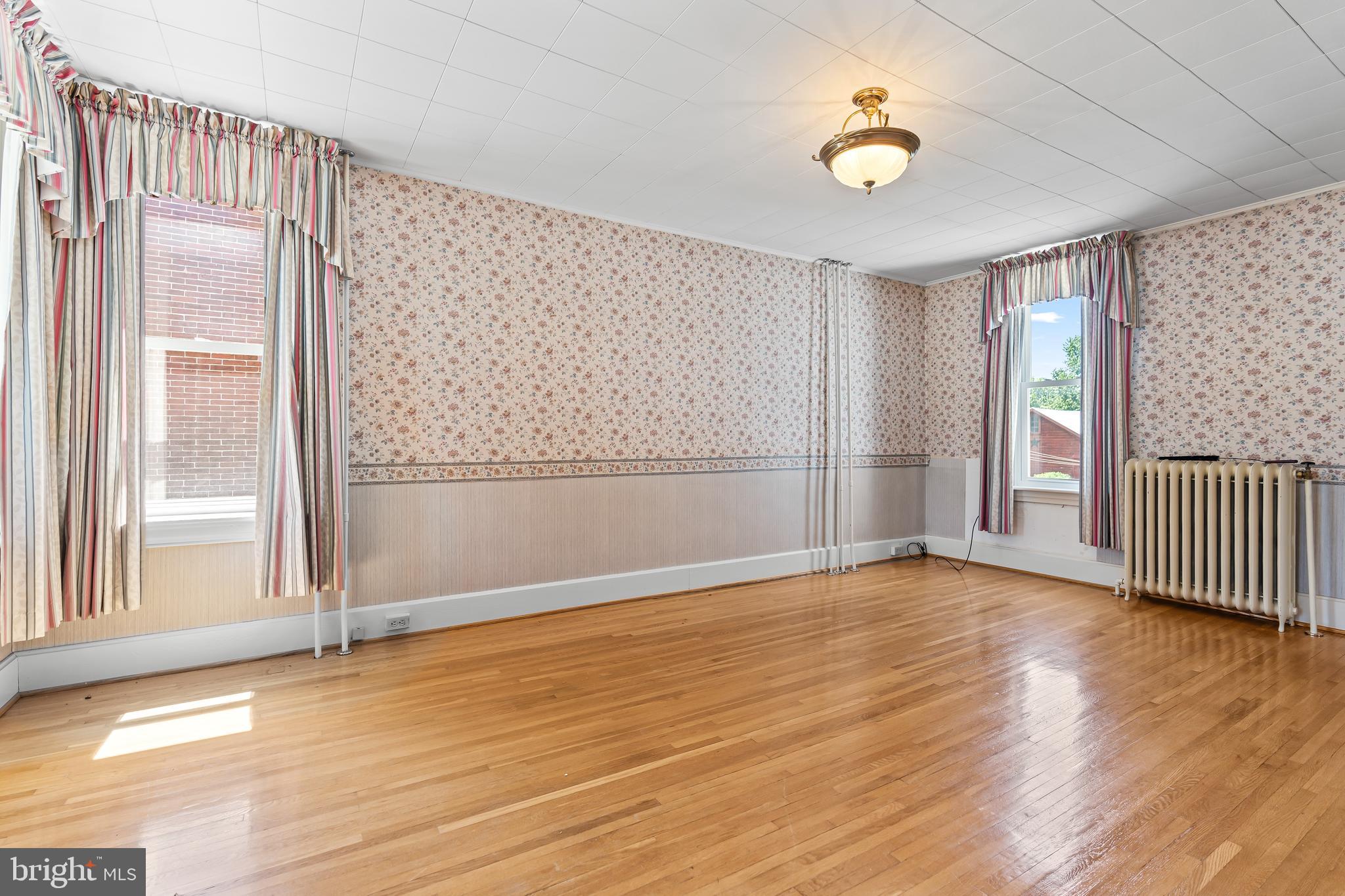 MAUGANSVILLE - Residential