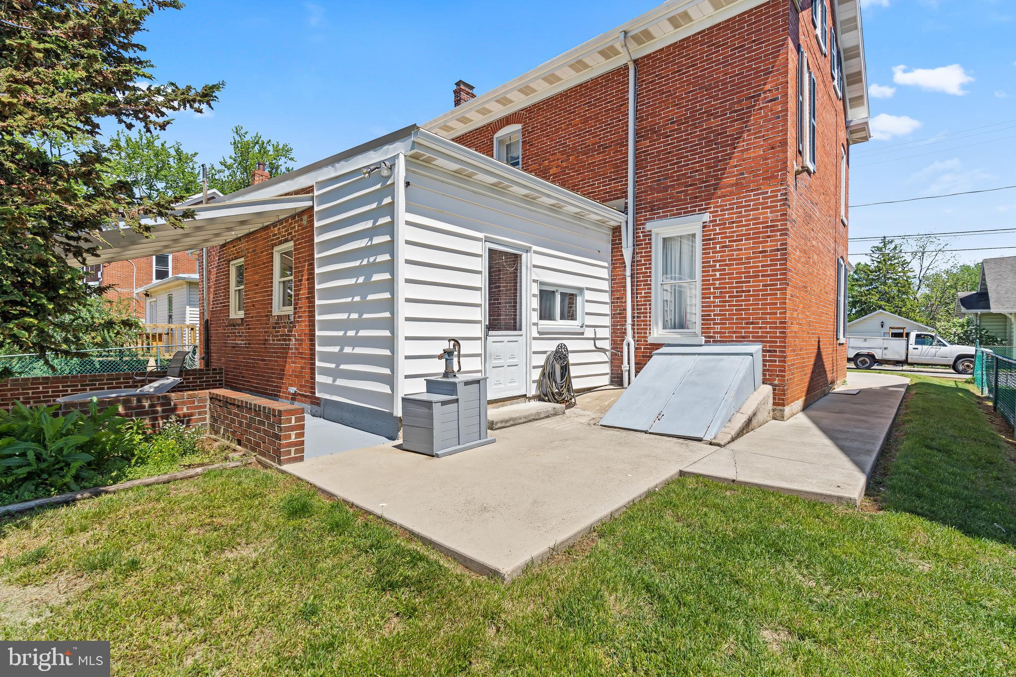 MAUGANSVILLE - Residential