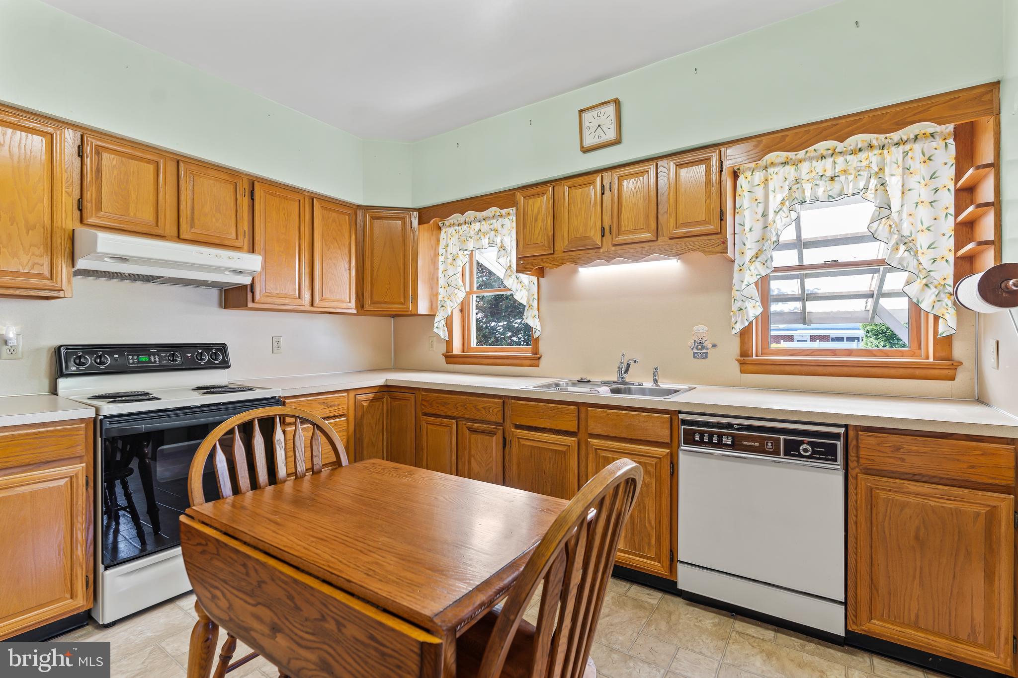 MAUGANSVILLE - Residential