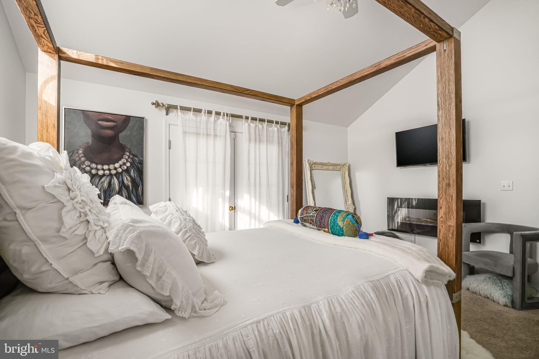 CAPTAIN'S COVE - Residential