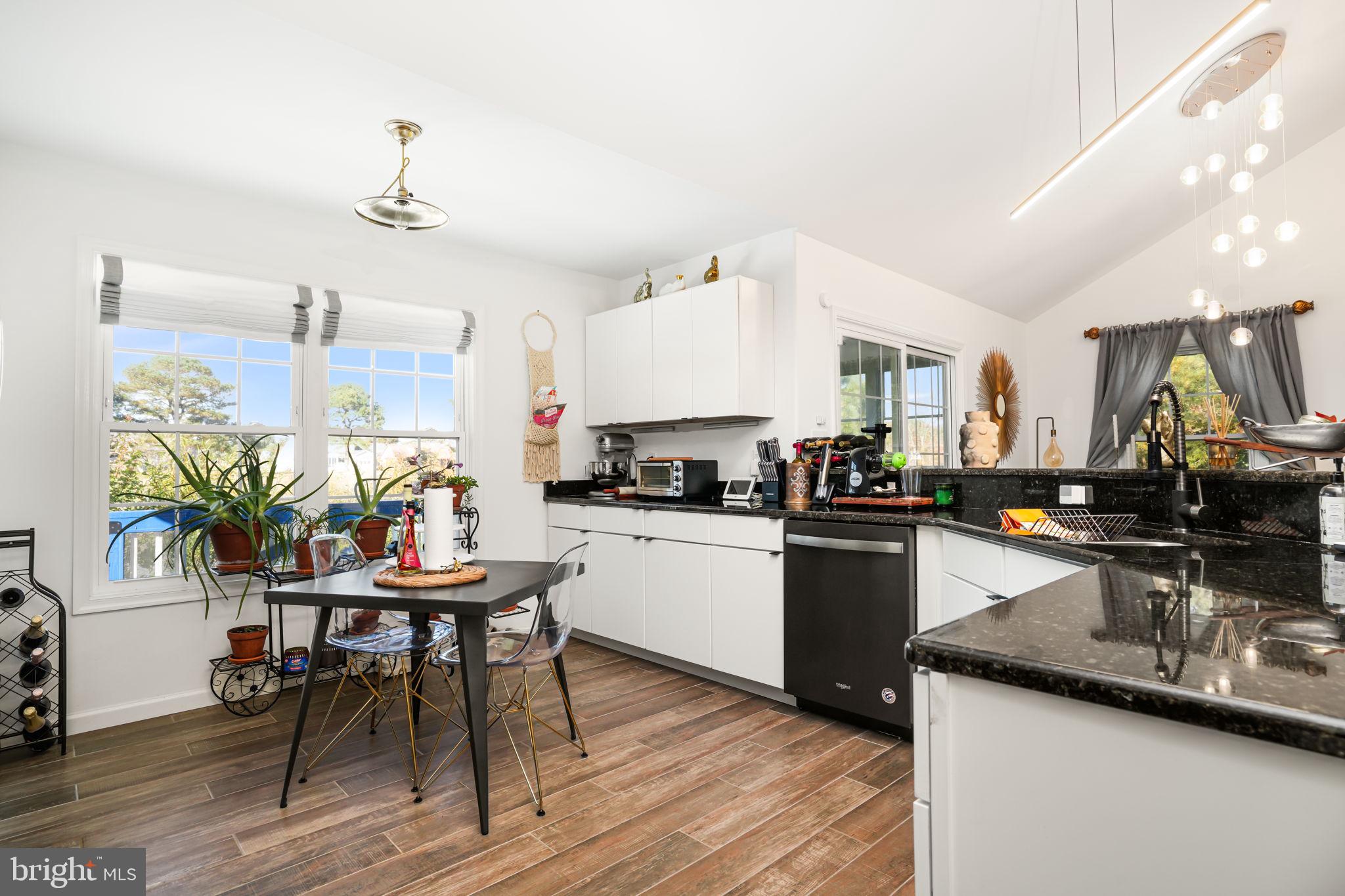 CAPTAIN'S COVE - Residential