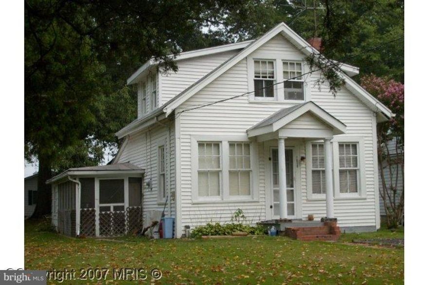 WATERVIEW cottage on The Point, located in the water-oriented Town of Colonial Beach. Upstairs has large master bedroom with waterview of The Potomac River. Come see the potential this gem has to offer. It needs you to help make it shine again. Sold as-is, subject to 3rd party approval