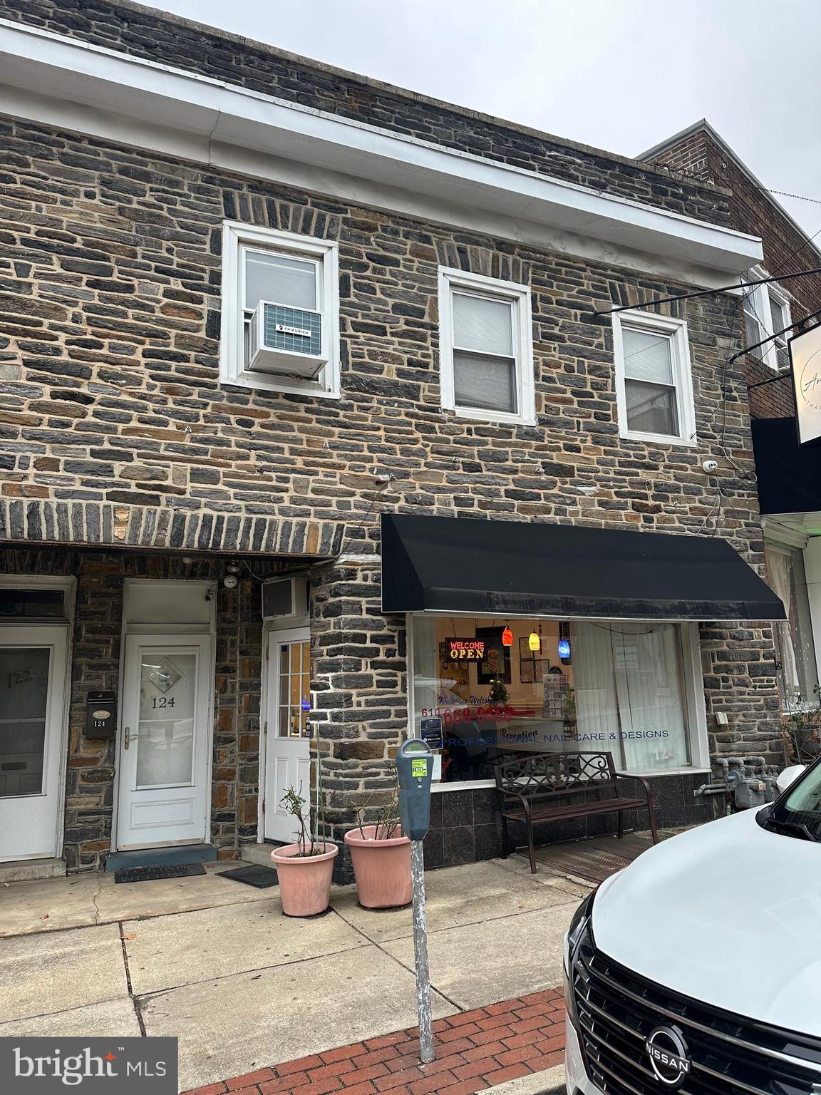 Main image without alt text