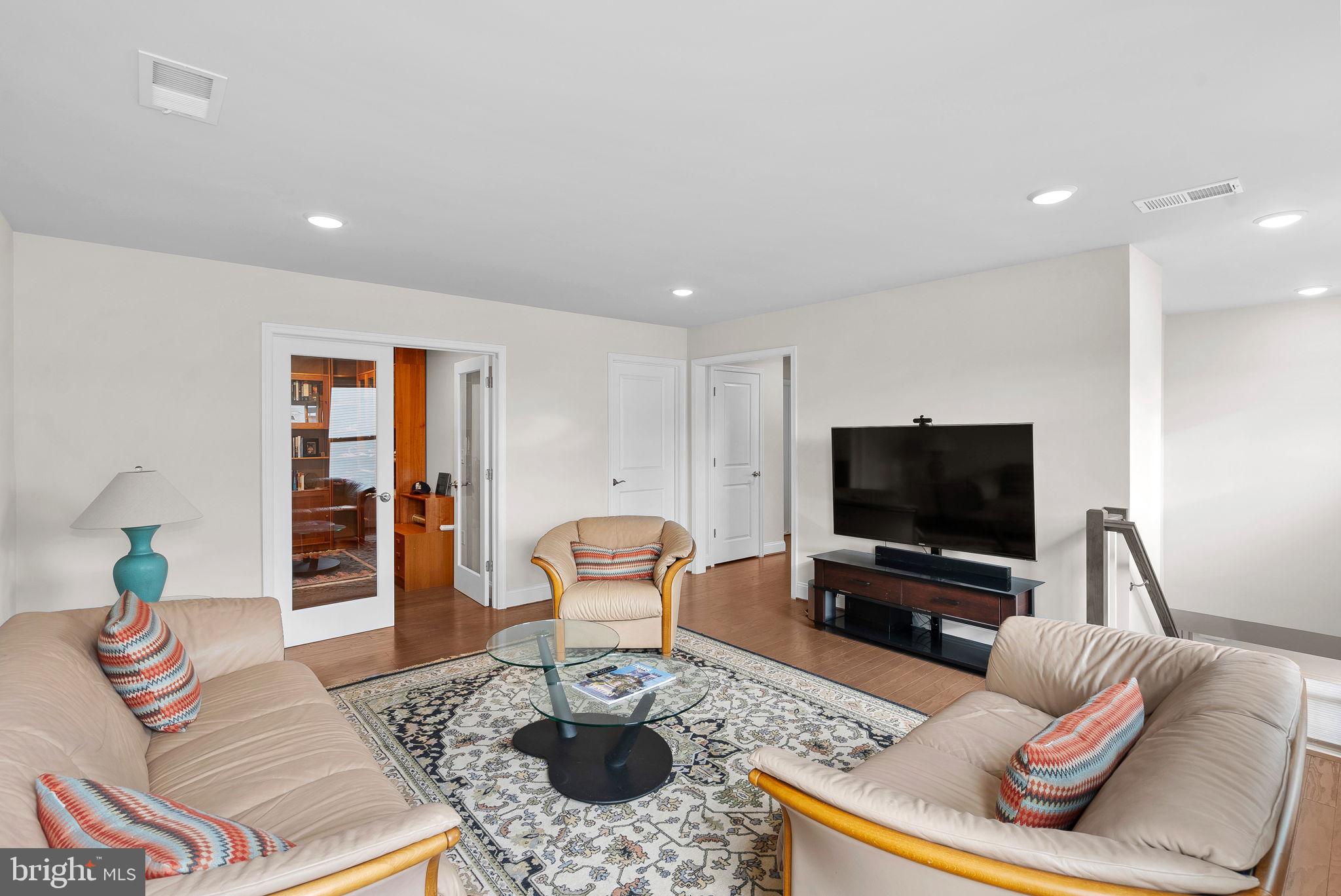 LEXINGTON 7 - Residential