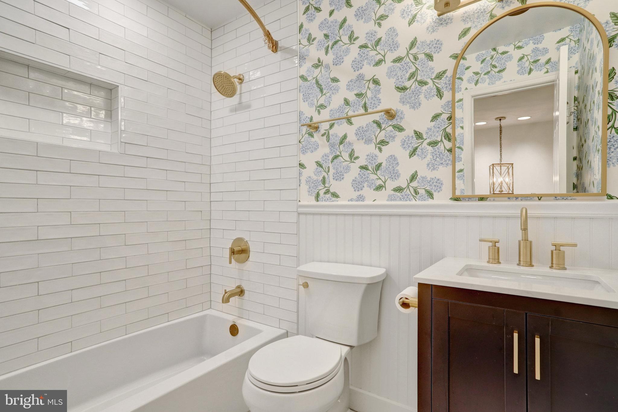 MANCHESTER SQUARE - Residential Lease