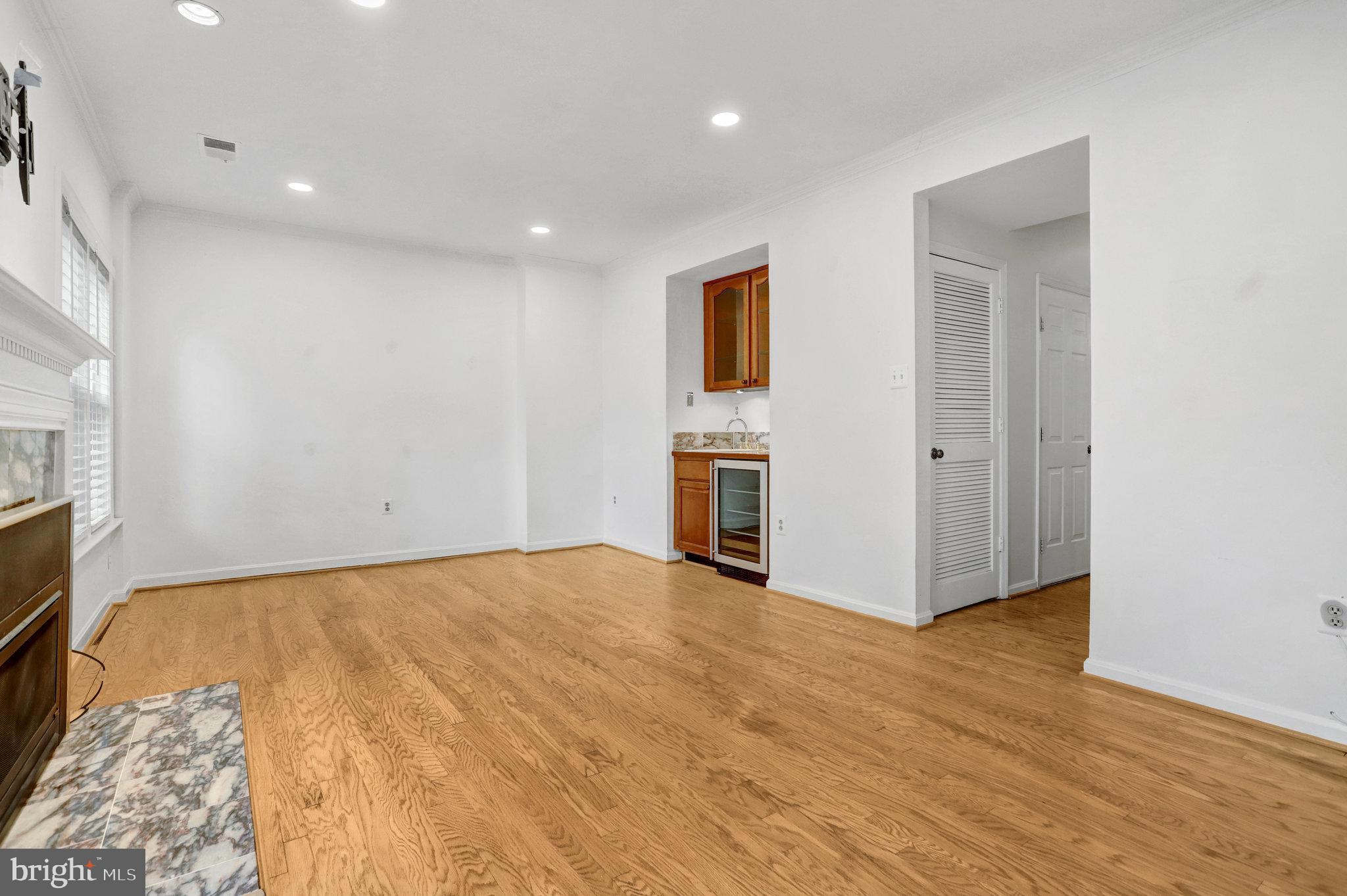 MANCHESTER SQUARE - Residential Lease