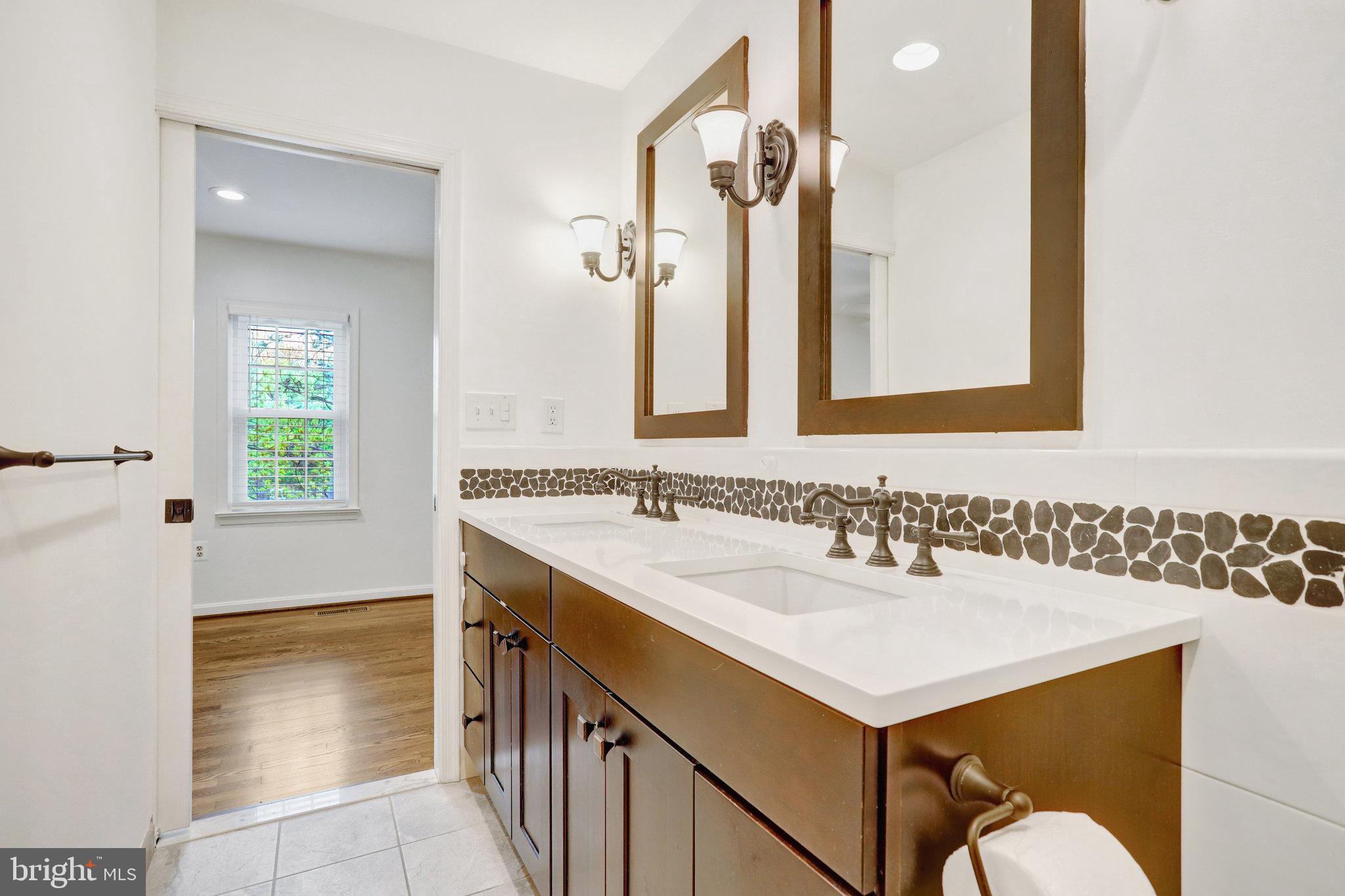 MANCHESTER SQUARE - Residential Lease