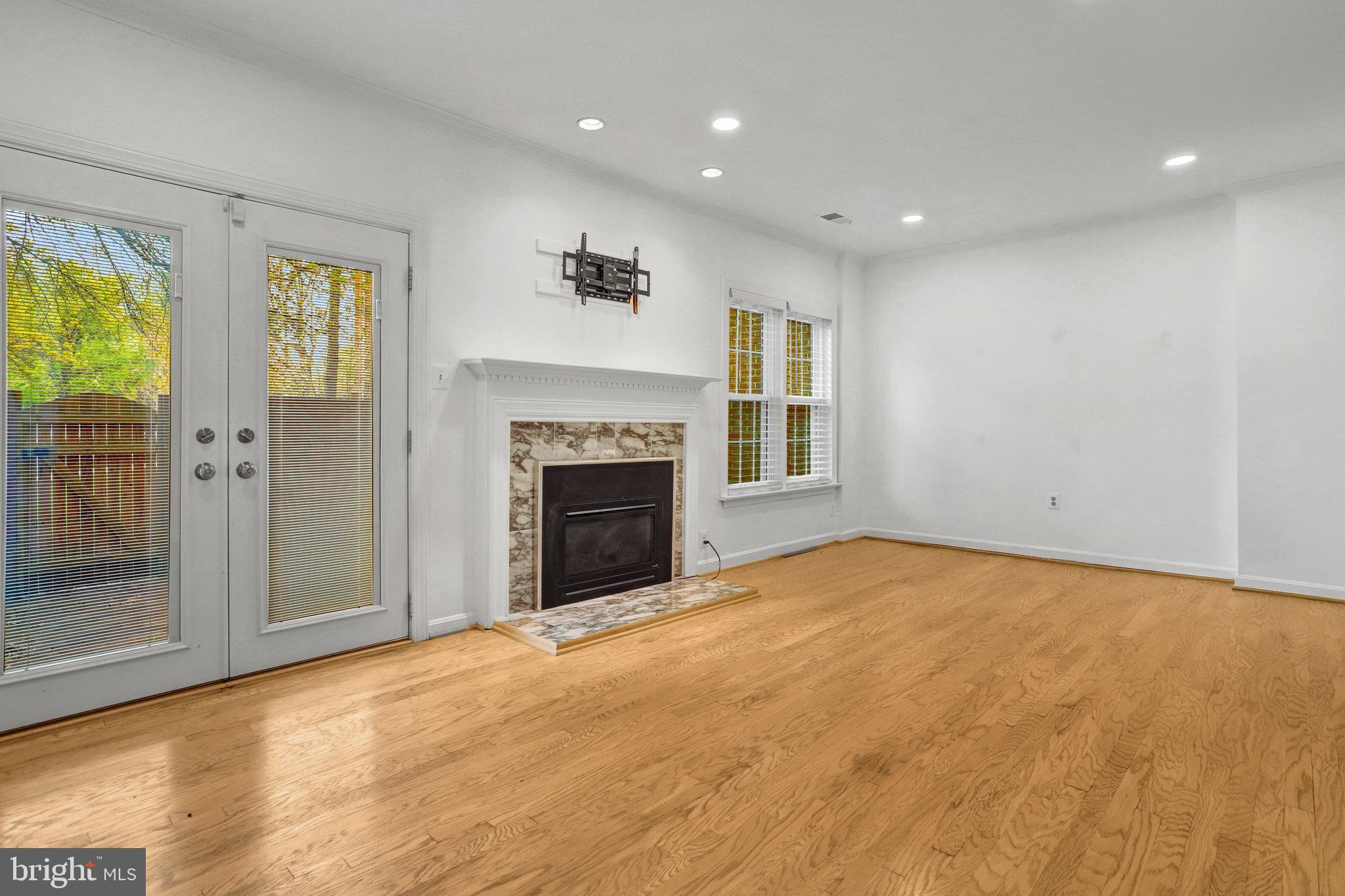 MANCHESTER SQUARE - Residential Lease