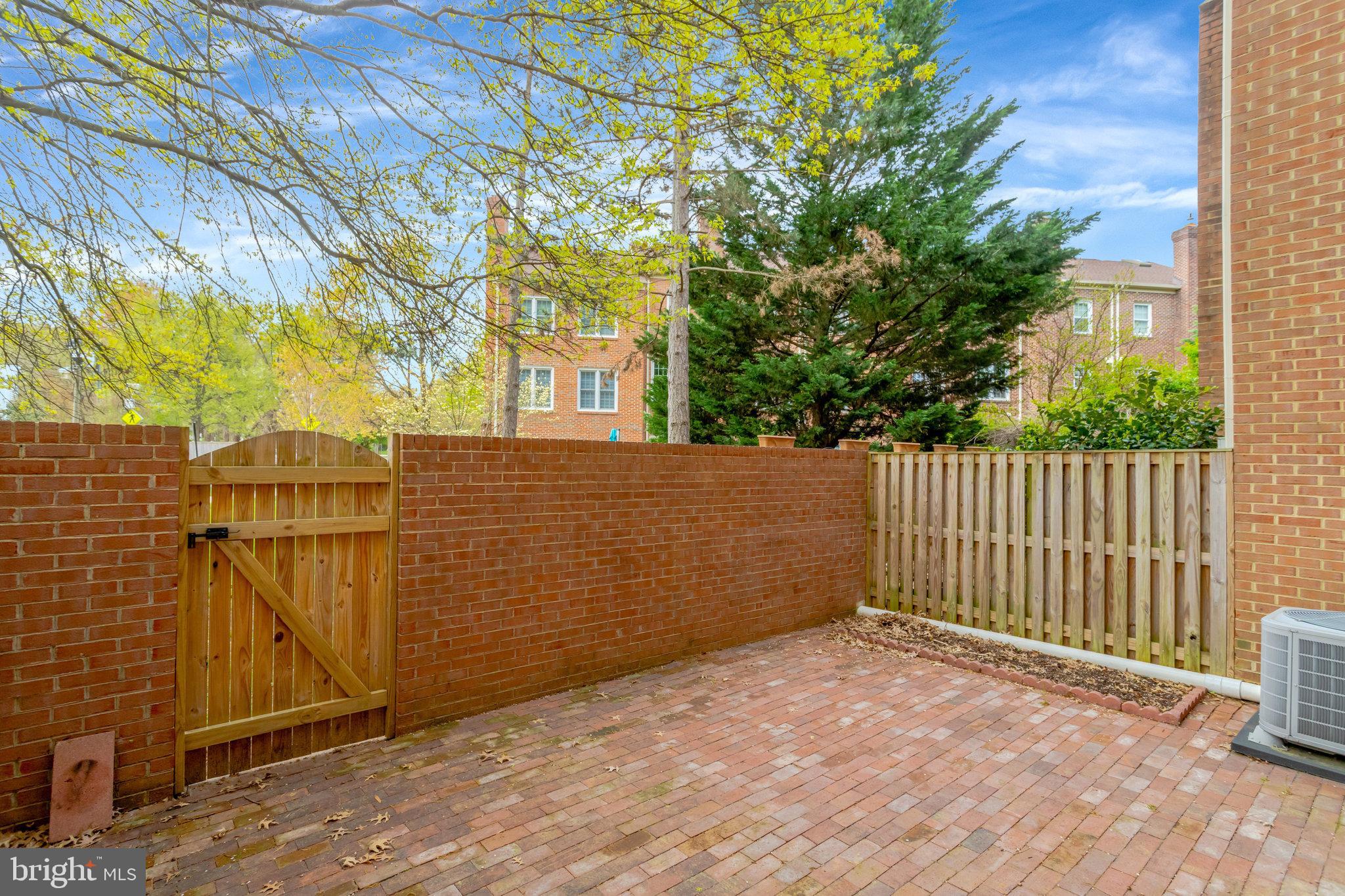 MANCHESTER SQUARE - Residential Lease