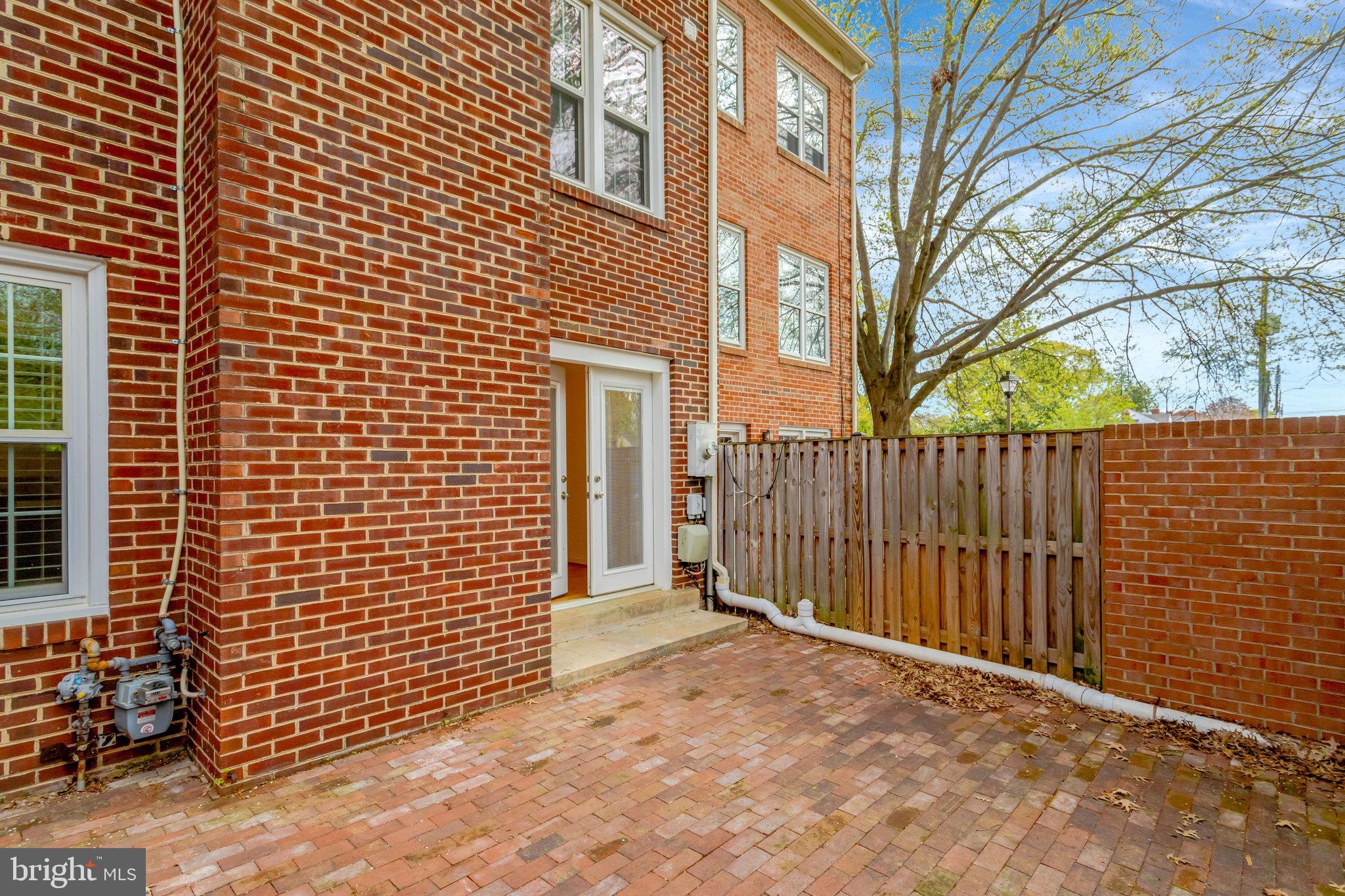 MANCHESTER SQUARE - Residential Lease