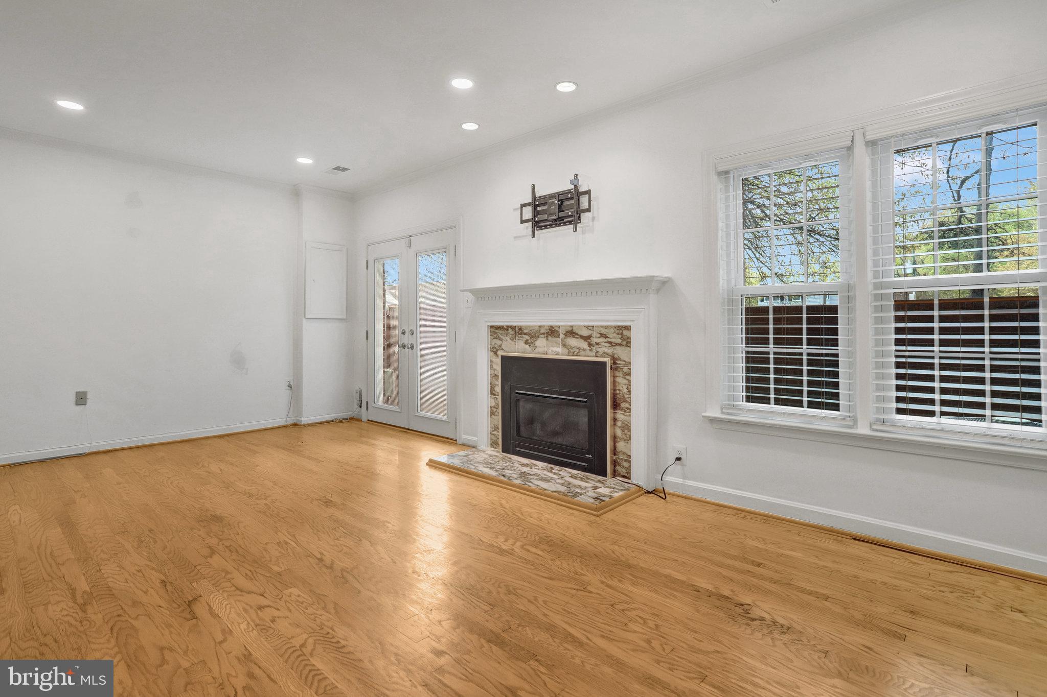 MANCHESTER SQUARE - Residential Lease