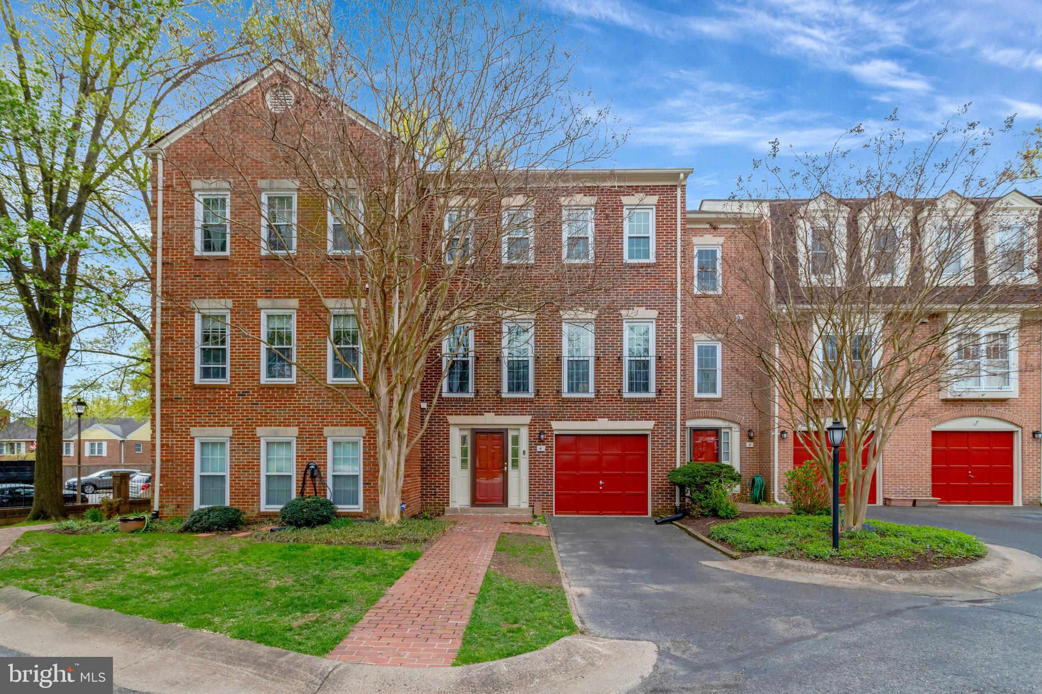 MANCHESTER SQUARE - Residential Lease