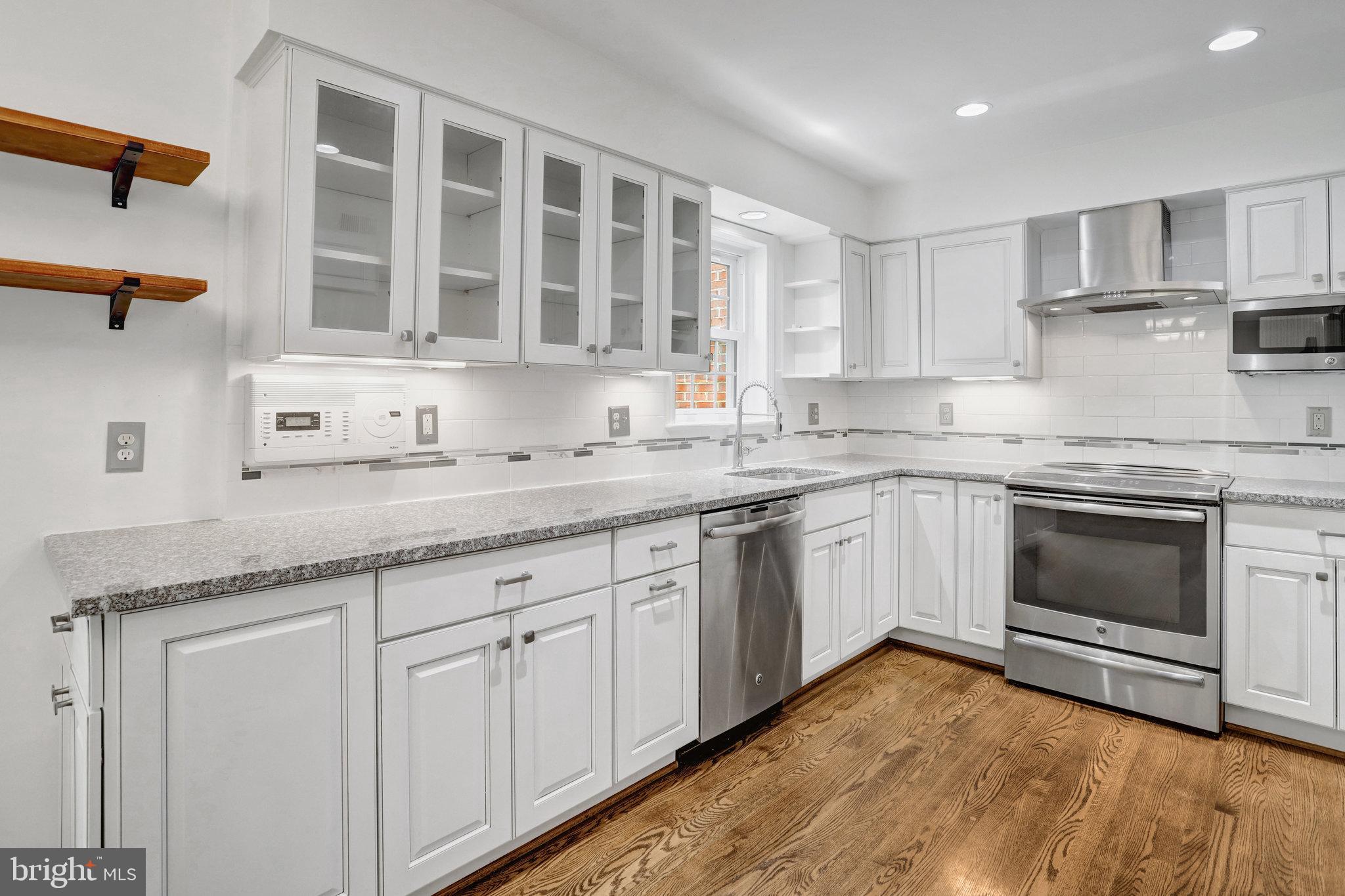 MANCHESTER SQUARE - Residential Lease