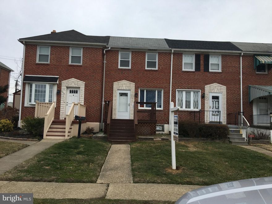 THIS 2 BR ROWHOME IN THE DESIRABLE NEIGHBORHOOD OF SOUTHBROOK IS LOCATED IN THE GRAY MANOR AREA, CLOSE TO SCHOOLS AND ALL THE SHOPPING YOU NEED VERY CLOSE BY.  COULD BE A GREAT STARTER HOME FOR SOMEONE.  NEEDS ITS HARDWOOD FLOORS REFINISHED AND ROOMS PAINTED AND IT IS READY TO MOVE IN.  USE YOUR IMAGINATION AND MAKE IT YOUR  OWN.  PRICE REFLECTS WORK NEEDED. NEW STAINLESS STEEL REFRIGERATOR AND STOVE,  REPLACEMENT WINDOWS, FENCED IN BACK YARD.  BEING SOLD AS-IN BUT SHOULD PASS FHA/VA INSPECTIONS.
