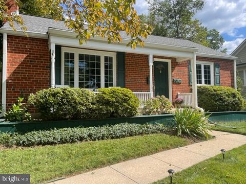 Photo of 10107 CRESTWOOD RD, KENSINGTON, MD 20895 (MLS # MDMC2069092)