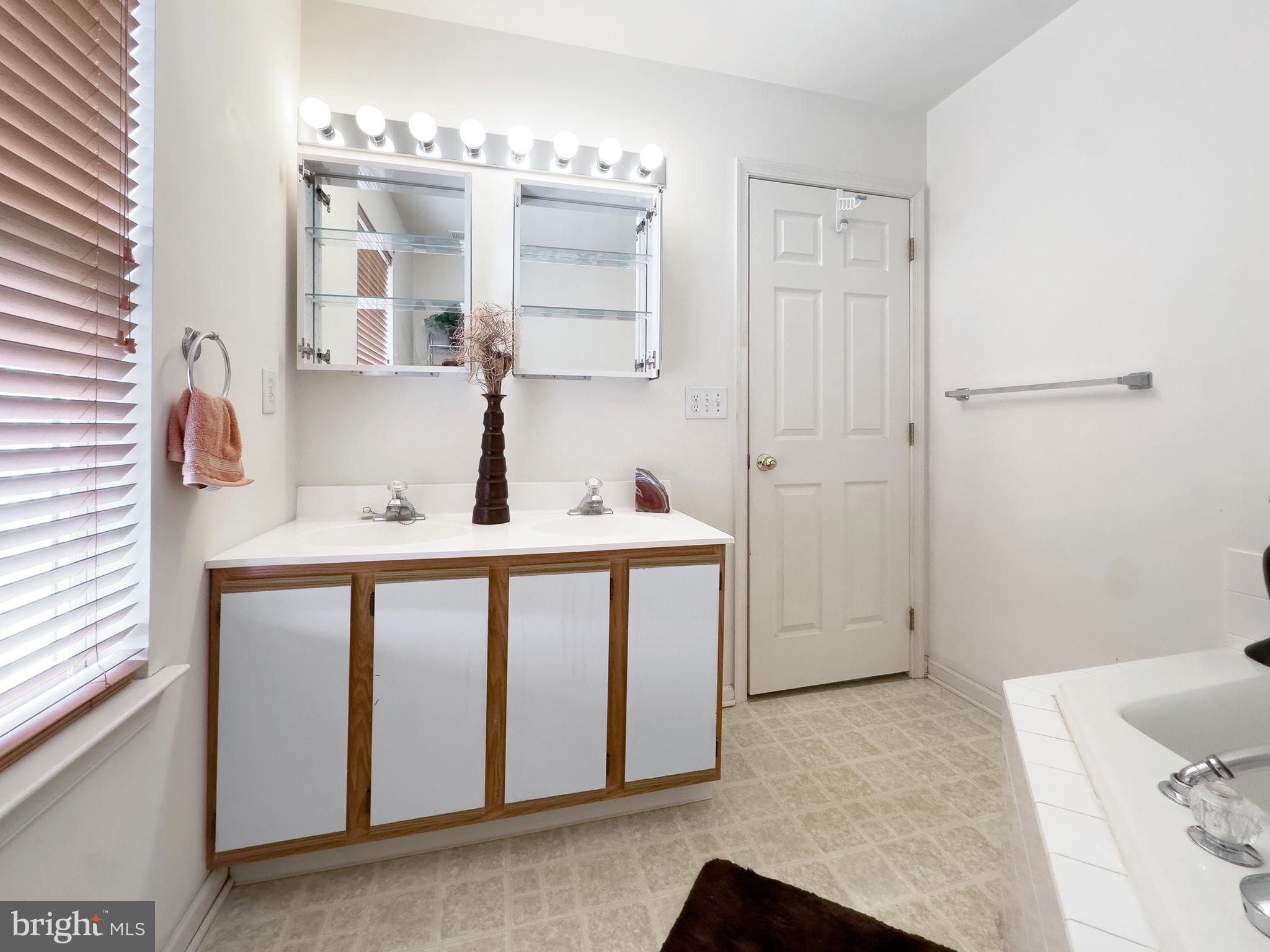 1553 JOHN ADAMS COURT 653