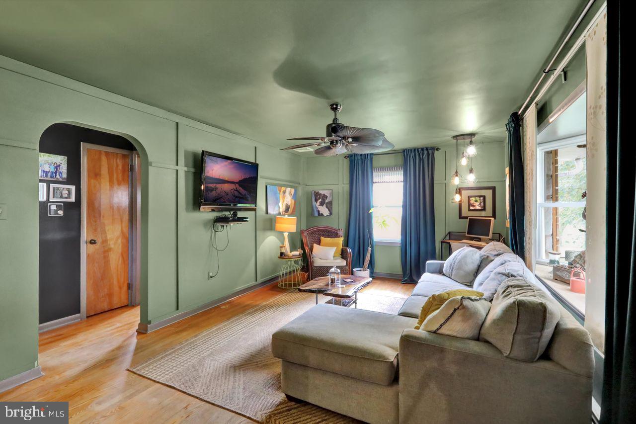 827 DARBY LANE